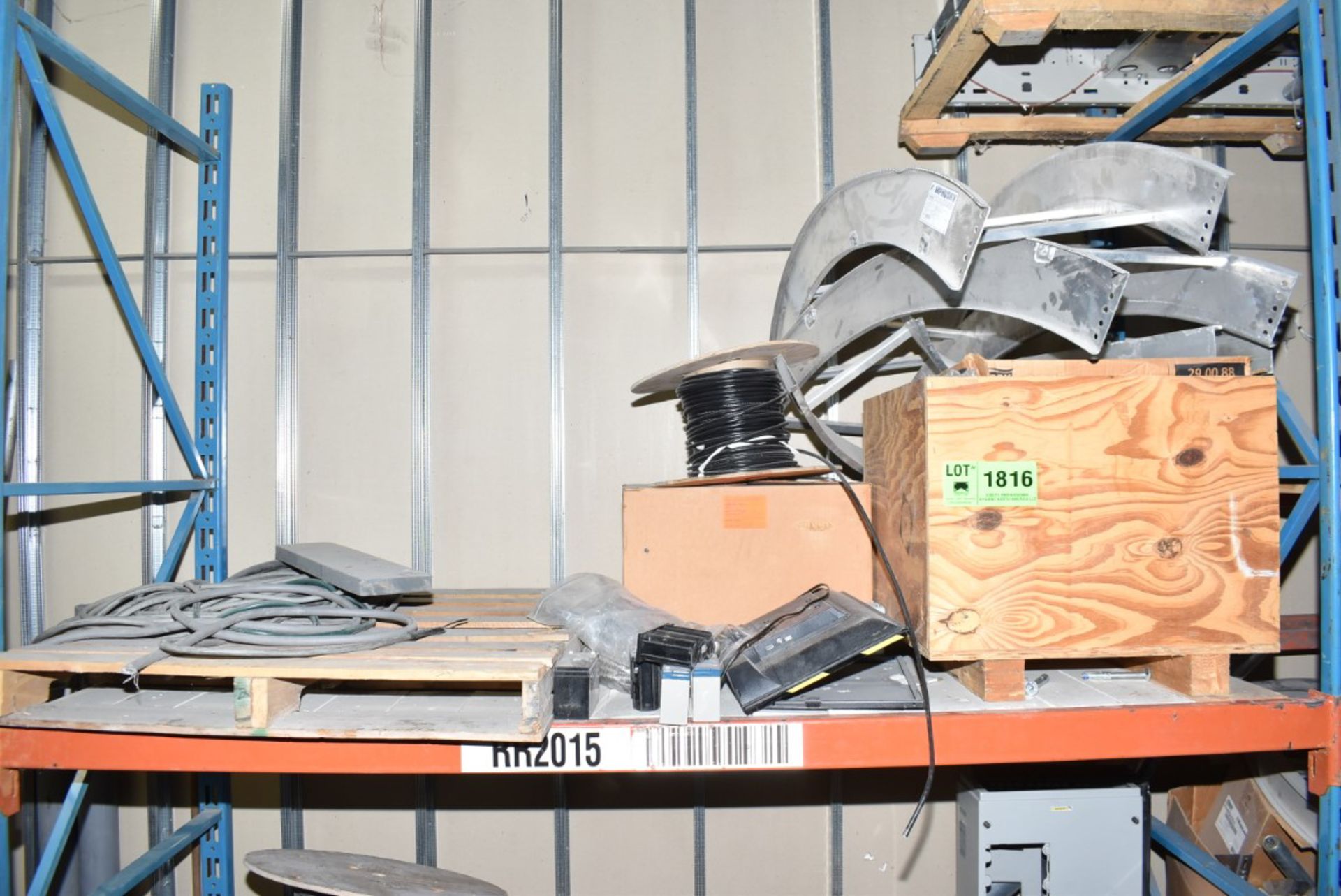 LOT/ CONTENTS OF SHELF - INCLUDING ALUMINUM CABLE TROUGH, SPARE PARTS [RIGGING FEE FOR LOT #
