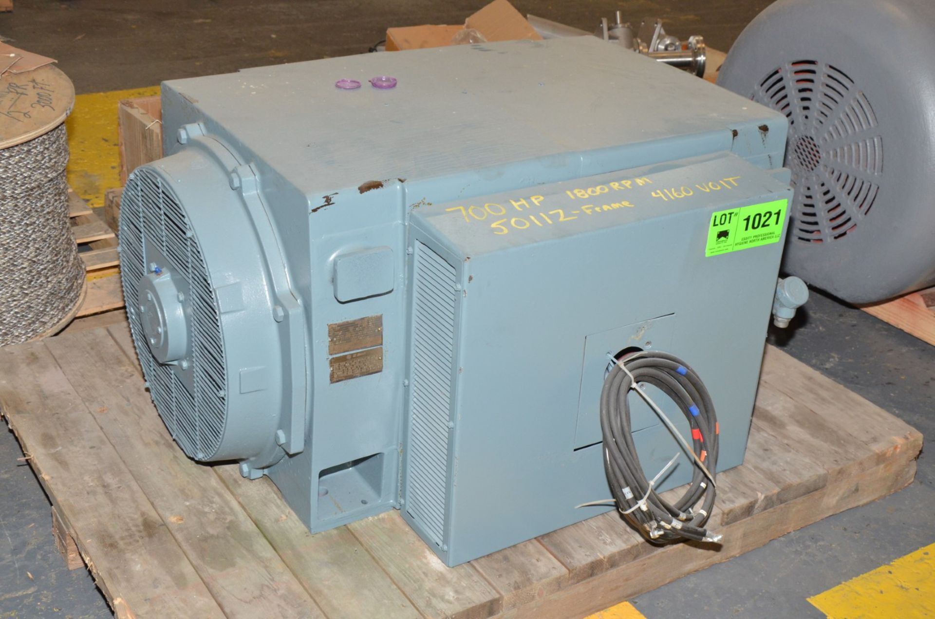 GE 700 HP 4160V 1800 RPM ELECTRIC MOTOR (CI) [RIGGING FEE FOR LOT #1021 - $100 USD PLUS APPLICABLE - Image 2 of 3