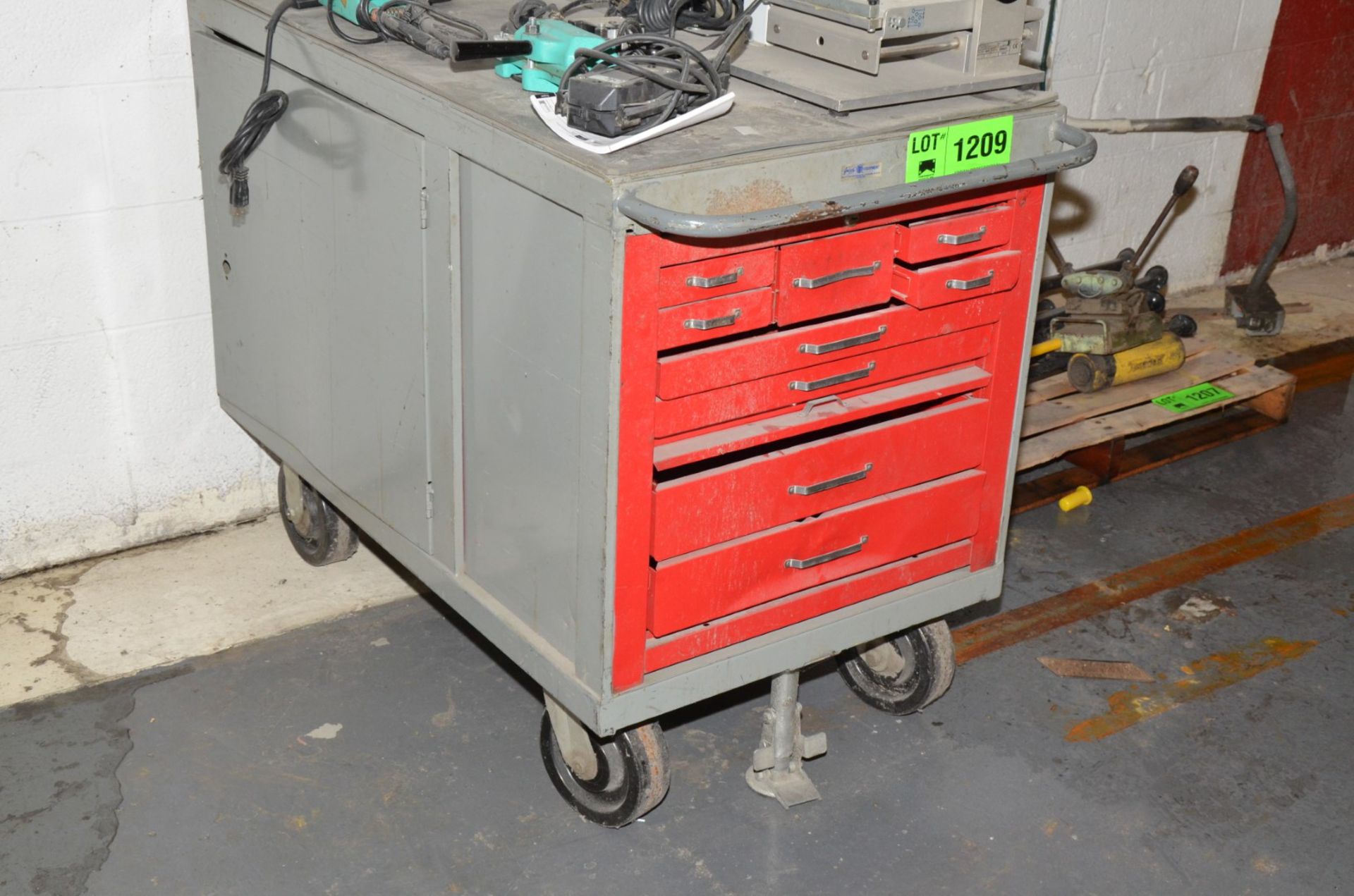 ROLLING TOOLBOX [RIGGING FEE FOR LOT #1209 - $25 USD PLUS APPLICABLE TAXES]