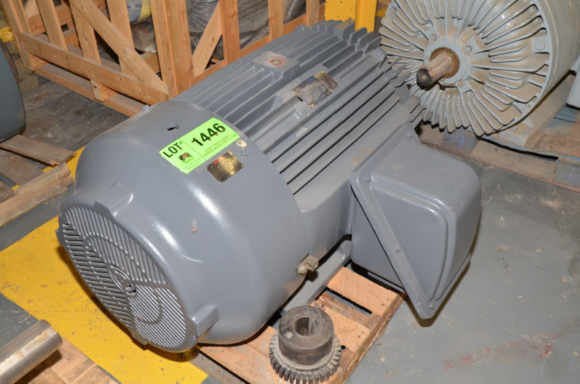TECO 200 HP 2700 RPM 460V ELECTRIC MOTOR [RIGGING FEE FOR LOT #1446 - $50 USD PLUS APPLICABLE - Image 2 of 3