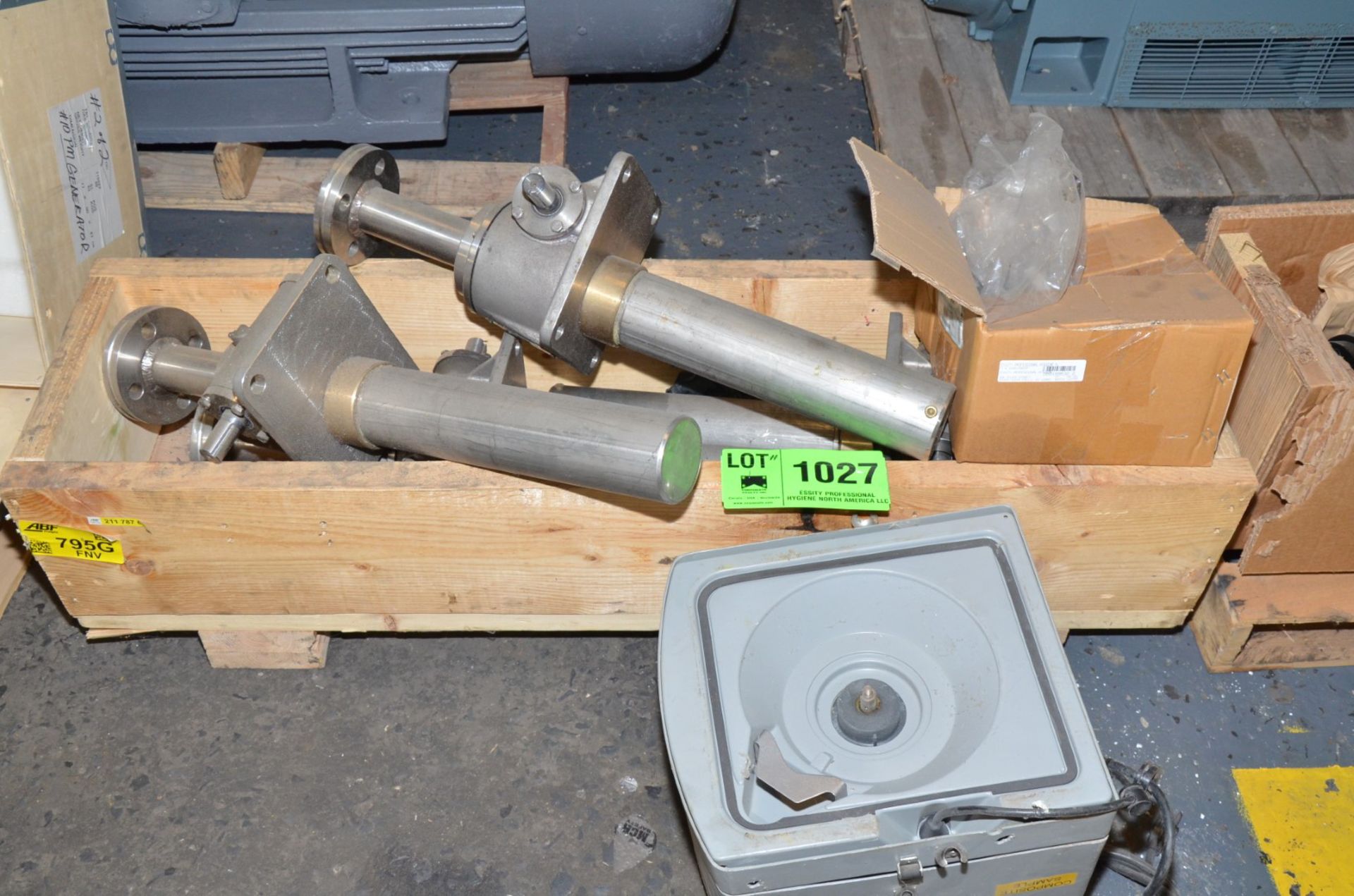 LOT/ STAINLESS STEEL ADJUSTABLE STANDS [RIGGING FEE FOR LOT #1027 - $25 USD PLUS APPLICABLE TAXES]