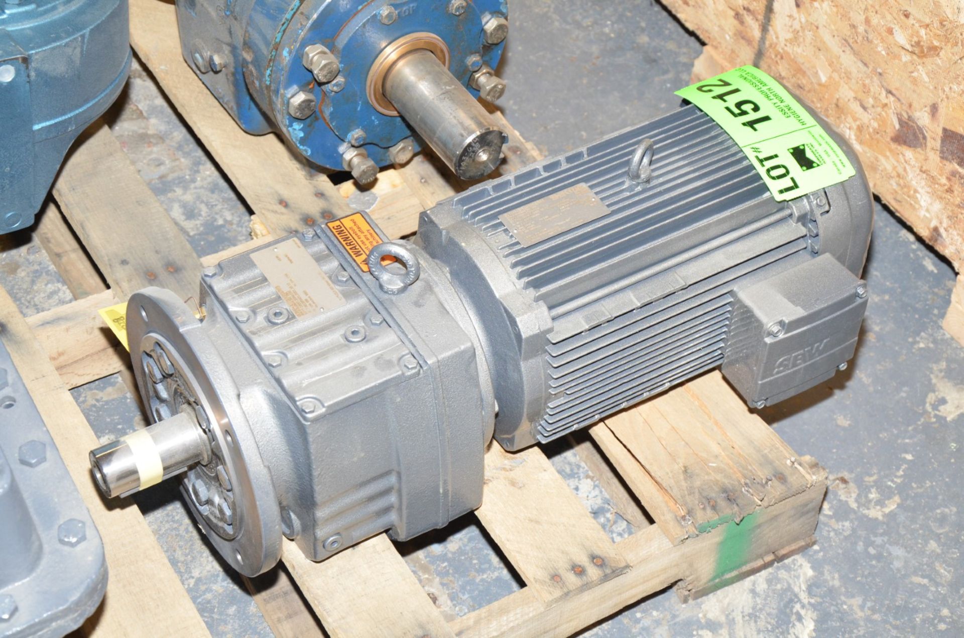 SEW EURODRIVE RAF77DRN132S4/DH GEAR MOTOR WITH 7.5 HP [RIGGING FEE FOR LOT #1512 - $25 USD PLUS - Bild 2 aus 3