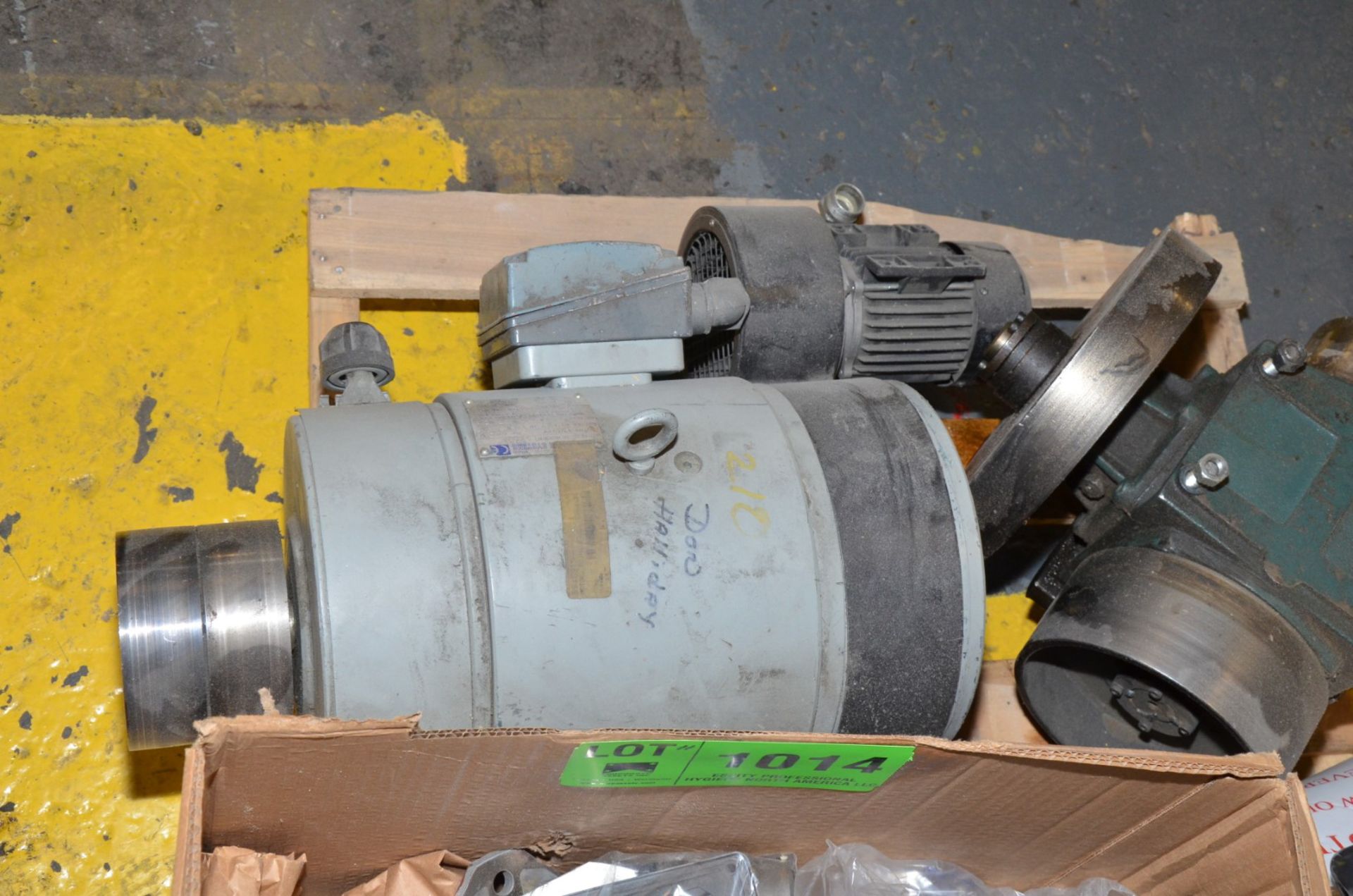 LOT/ MOTORS AND GEARBOXES [RIGGING FEE FOR LOT #1014 - $25 USD PLUS APPLICABLE TAXES] - Image 4 of 4