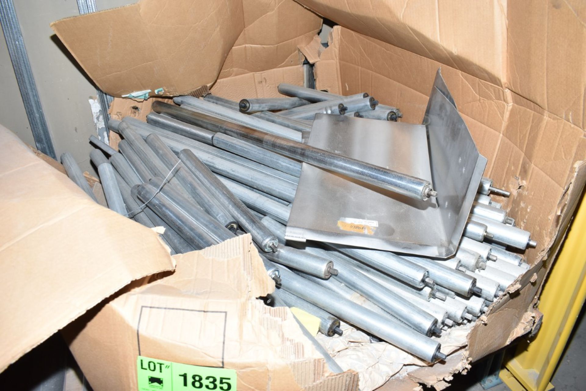 LOT/ CONTENTS OF SHELF - ROLLER CONVEYOR COMPONENTS INCLUDING ROLLERS, ROLLER CHAIN [RIGGING FEE FOR - Bild 3 aus 3