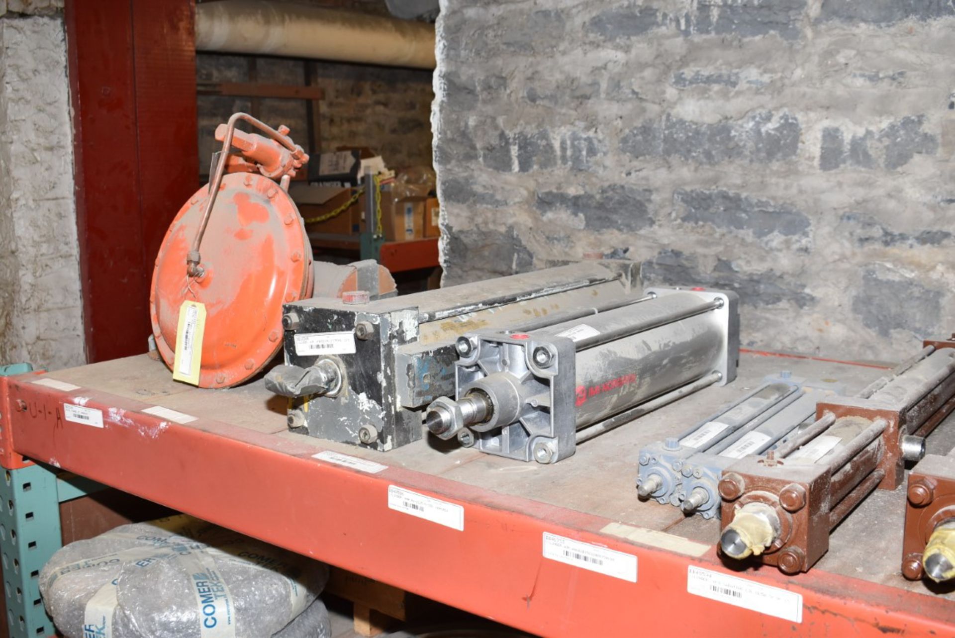 LOT/ CONTENTS OF SHELF - INCLUDING CENTER SPACERS, HYDRAULIC & AIR CYLINDERS, FISHER 2" VALVE - Image 4 of 4