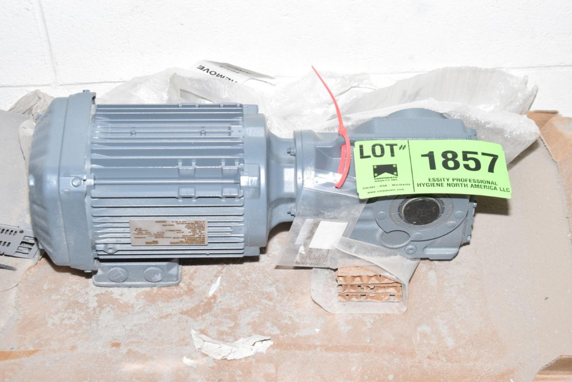 LOT/ SEW EURODRIVE 2 HP ELECTRIC MOTOR WITH GEARBOX, 1800 MAX. RPM, 230/460V, 3PH, 60HZ & RUBBER - Image 2 of 3
