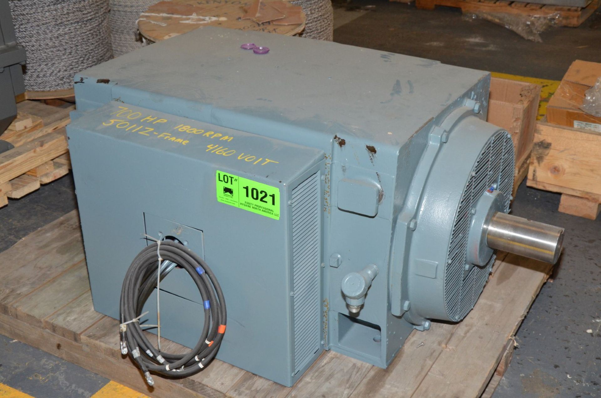 GE 700 HP 4160V 1800 RPM ELECTRIC MOTOR (CI) [RIGGING FEE FOR LOT #1021 - $100 USD PLUS APPLICABLE