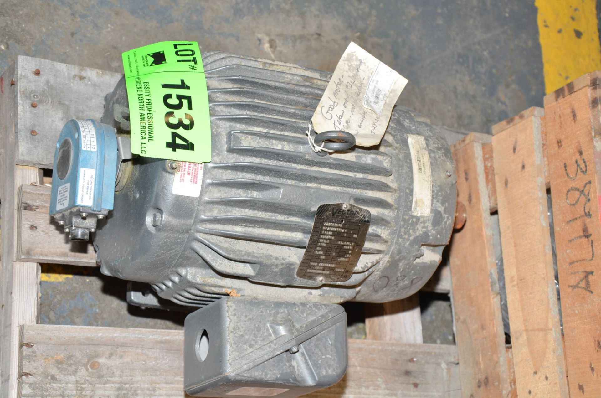 GE 3 HP 1175 RPM 460V ELECTRIC MOTOR [RIGGING FEE FOR LOT #1534 - $25 USD PLUS APPLICABLE TAXES]