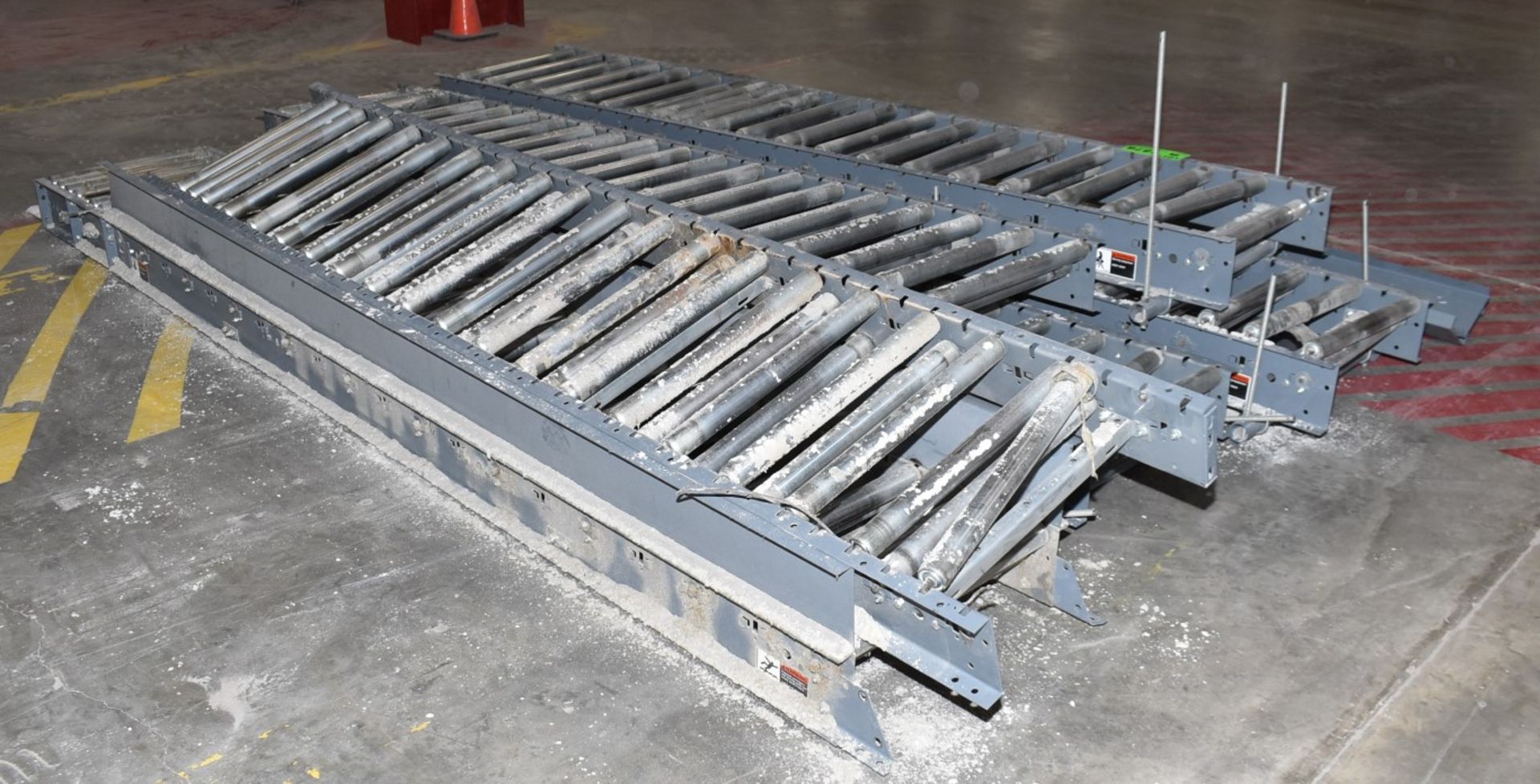 LOT/ ROLLER CONVEYOR WITH GUARDS (CI) [RIGGING FEE FOR LOT #1878 - $50 USD PLUS APPLICABLE TAXES] - Bild 4 aus 4