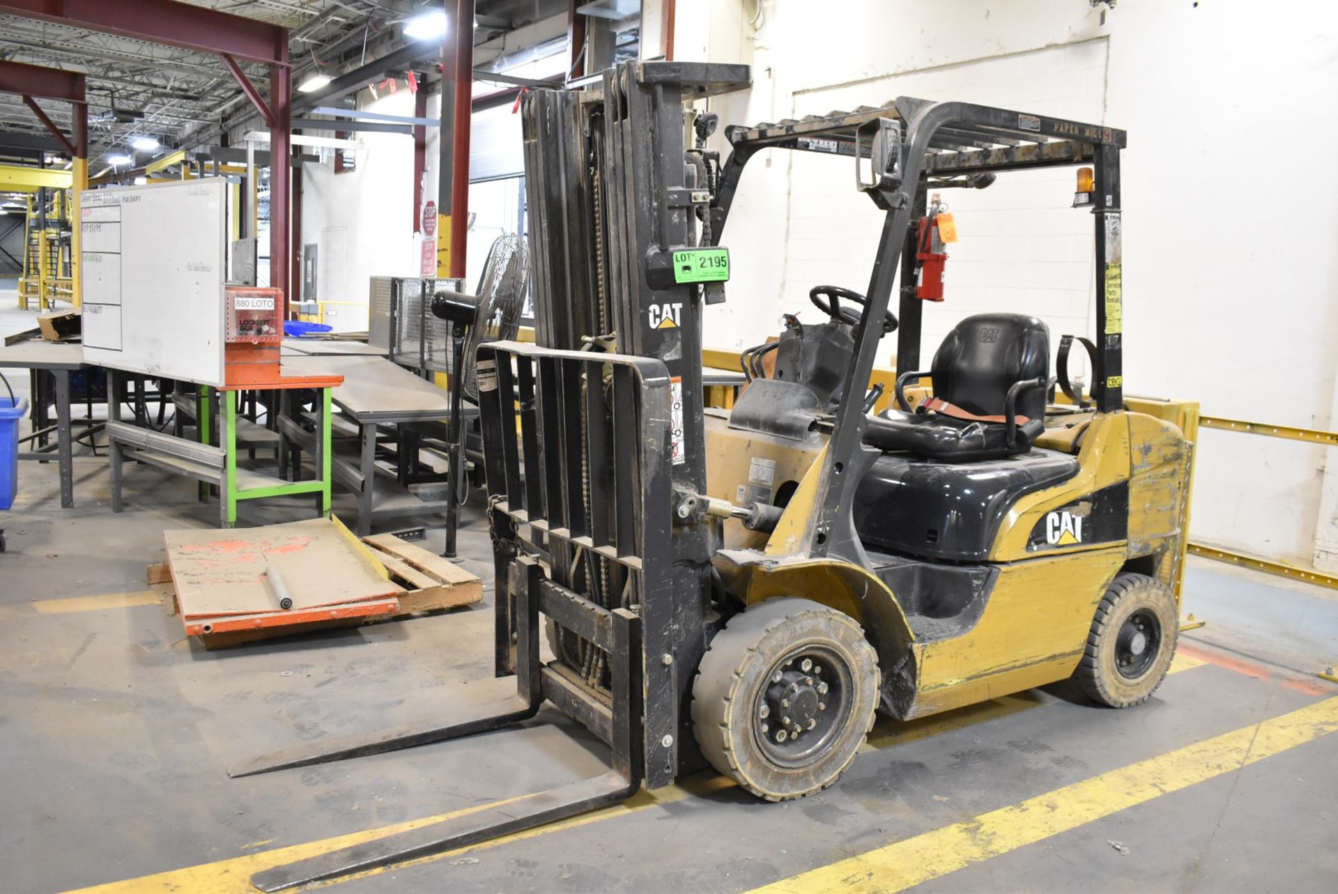 CATERPILLAR P5000 4,600 LBS. CAPACITY LPG FORKLIFT WITH 170" MAX VERTICAL REACH, 3-STAGE HIGH - Image 2 of 9