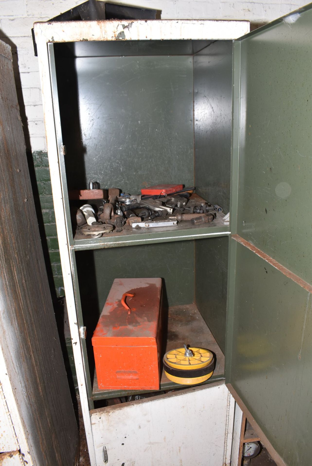 LOT/ CABINETS WITH CONTENTS CONSISTING OF PIPE FITTINGS AND TOOLING [RIGGING FEES FOR LOT #2113 - $ - Image 3 of 7