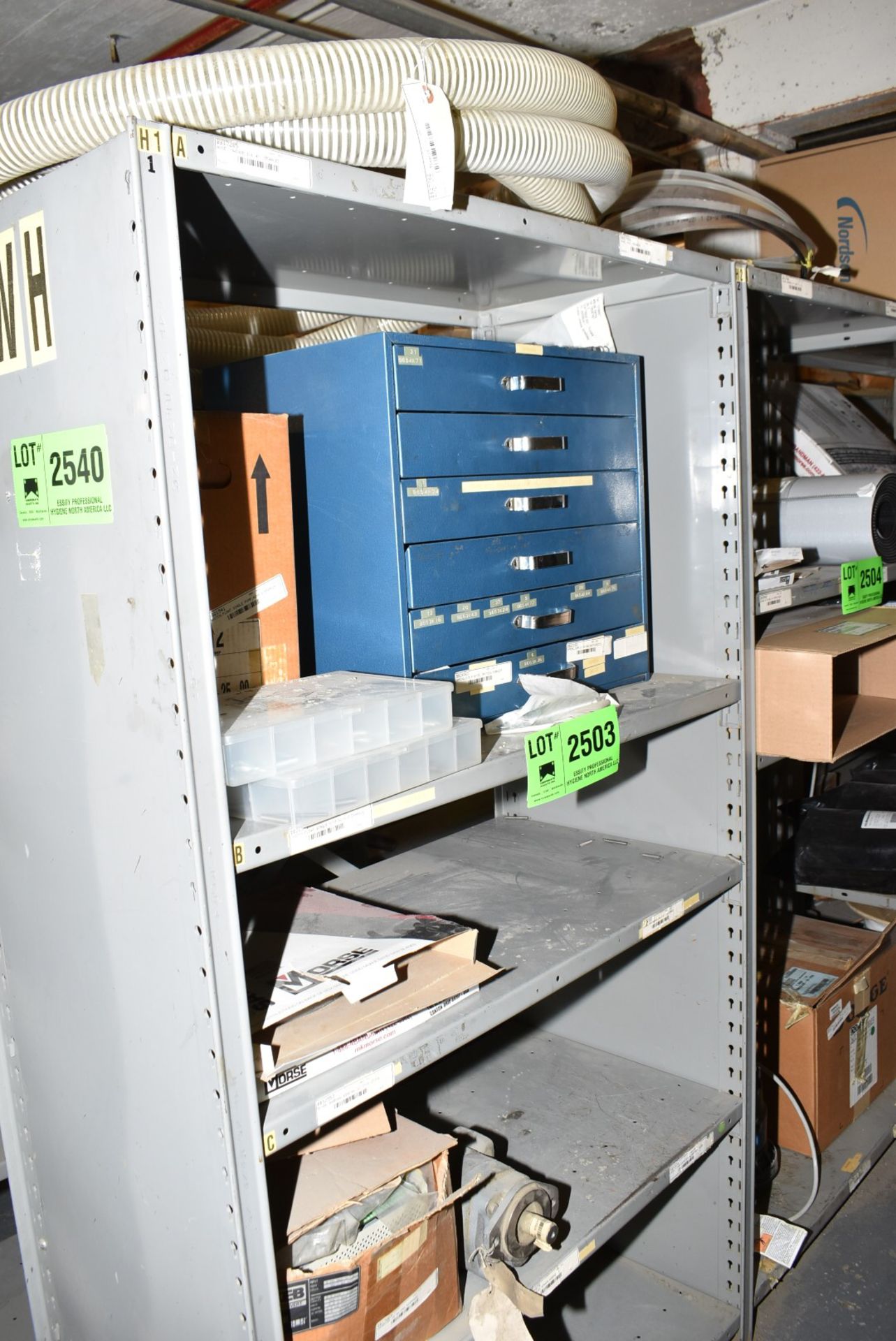 LOT/ CONTENTS OF SHELF - INCLUDING STORAGE BOX WITH SPRINGS, PVC HOSE, BAND SAW BLADES, INVERTER [