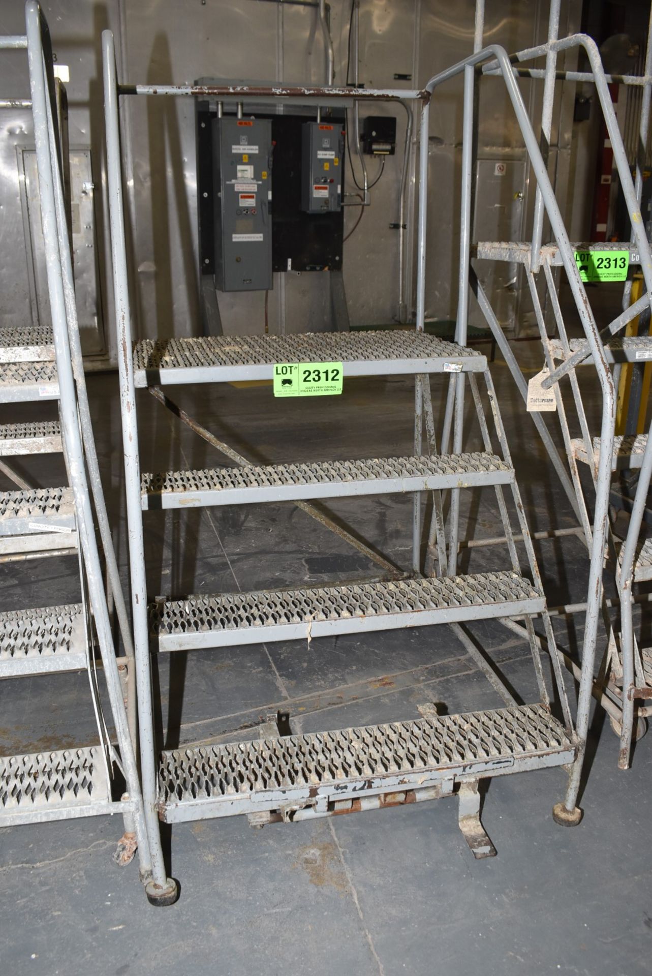 MFG. UNKNOWN 40" ROLLING SHOP LADDER [RIGGING FEES FOR LOT #2312 - $50 USD PLUS APPLICABLE TAXES]