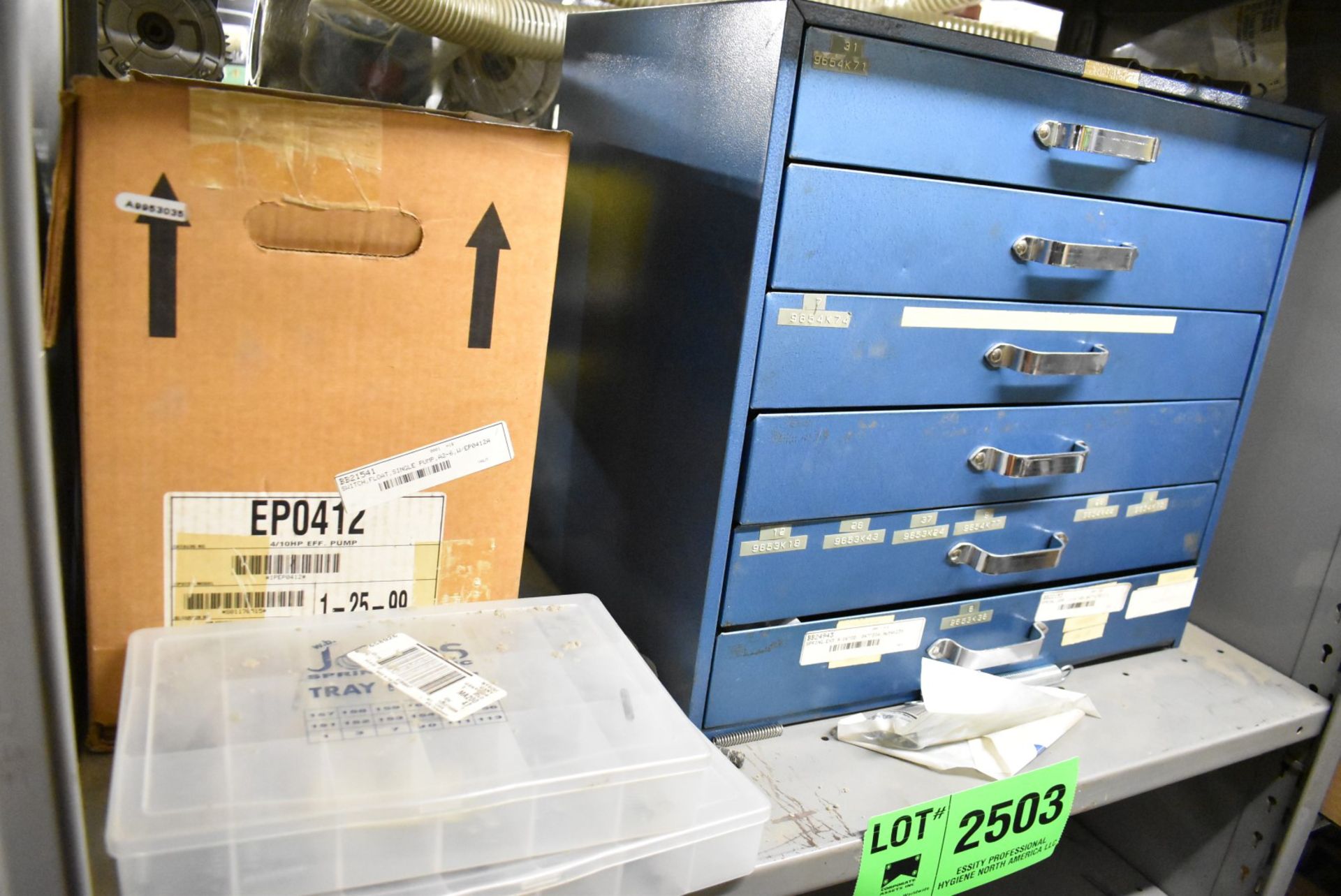 LOT/ CONTENTS OF SHELF - INCLUDING STORAGE BOX WITH SPRINGS, PVC HOSE, BAND SAW BLADES, INVERTER [ - Image 3 of 5