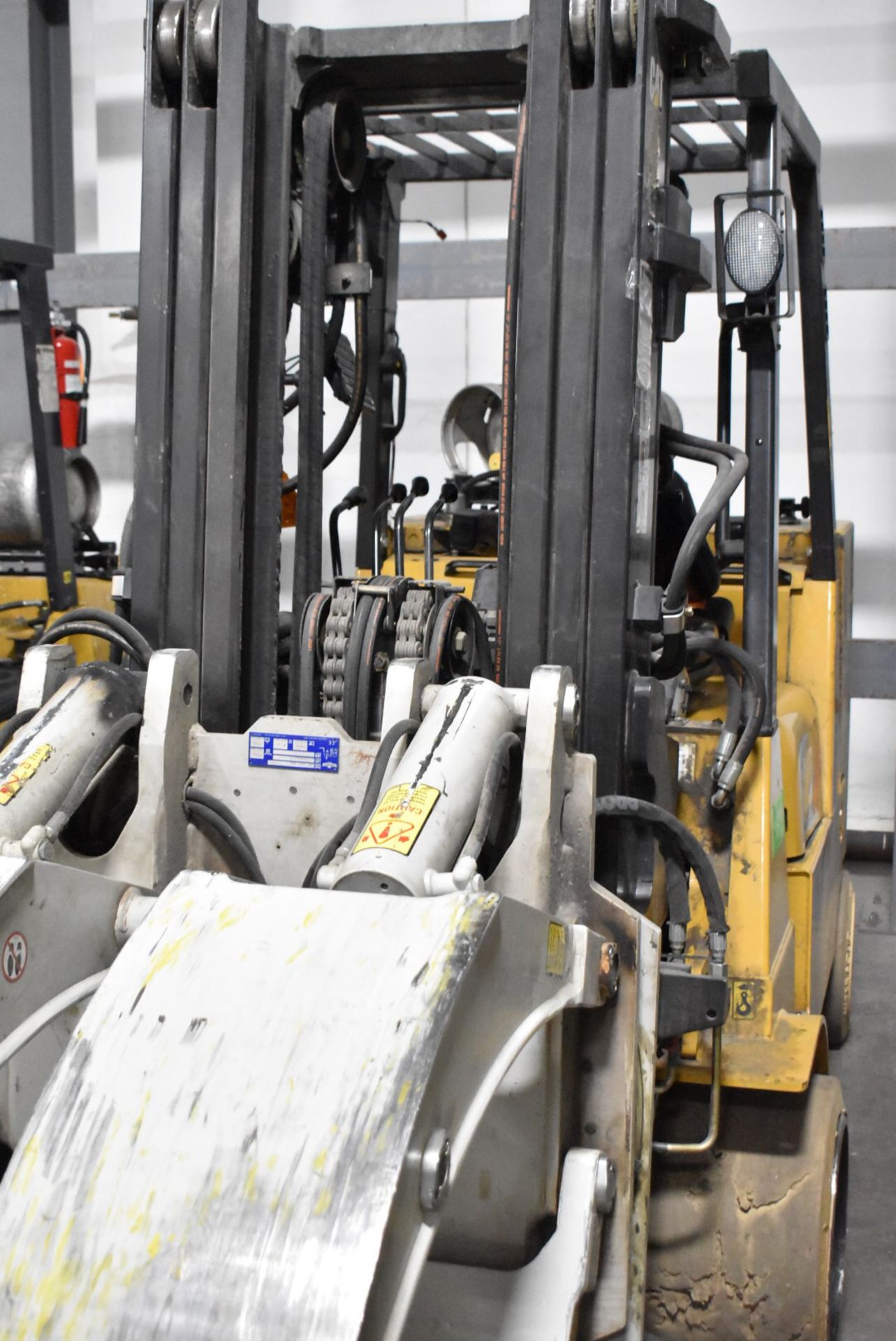 CATERPILLAR (2015) GC55KPRSTR 7,000 LBS. CAPACITY LPG FORKLIFT WITH 172" MAX VERTICAL REACH, 3-STAGE - Image 3 of 12