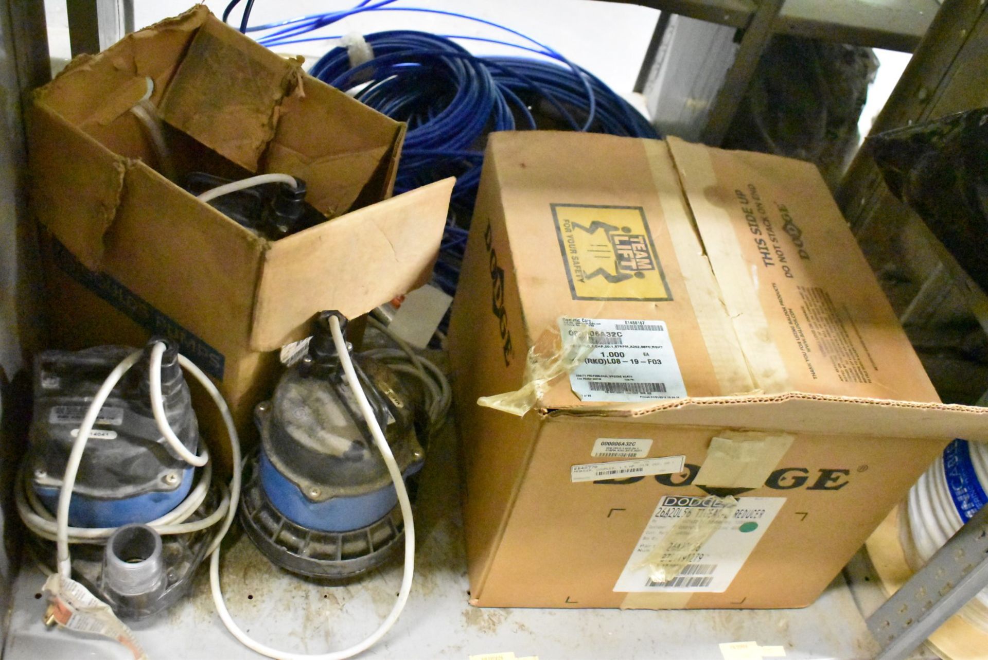 LOT/ CONTENTS OF SHELF - INCLUDING BAND SAW BLADES, CONVEYOR BELTING, POLYWIRE HOSE, SUMP PUMPS [ - Image 5 of 5