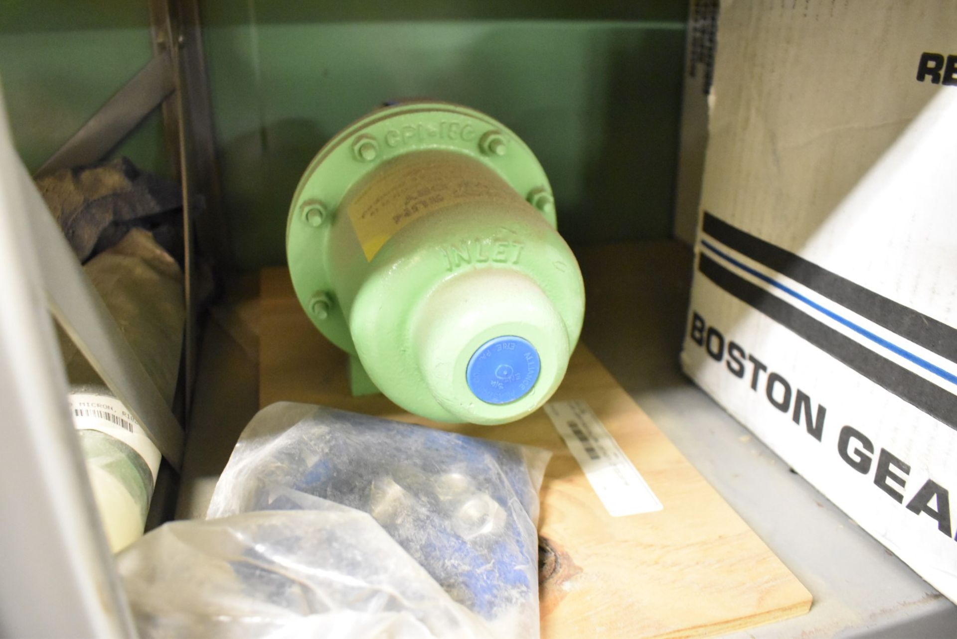 LOT/ REMAINING CONTENTS OF SHELF - INCLUDING PEX ELBOWS, SEDIMENT FILTERS, CONTINENTAL PUMP, 20" - Bild 3 aus 6