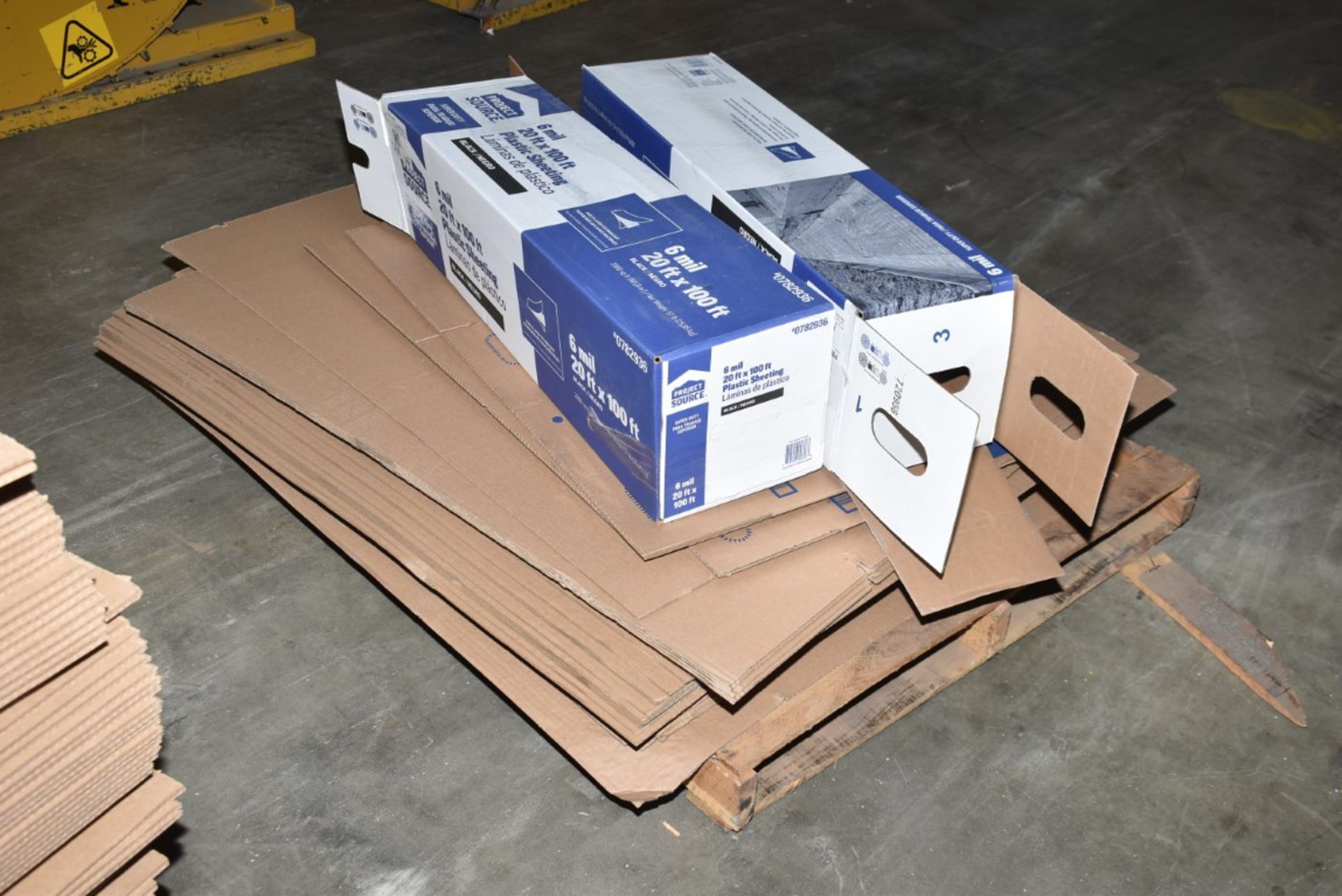 LOT/ PACKAGING SUPPLIES - INCLUDING PLASTIC SHEETING, CORRUGATED CARDBOARD SHIPPING CARTONS [RIGGING - Image 4 of 6