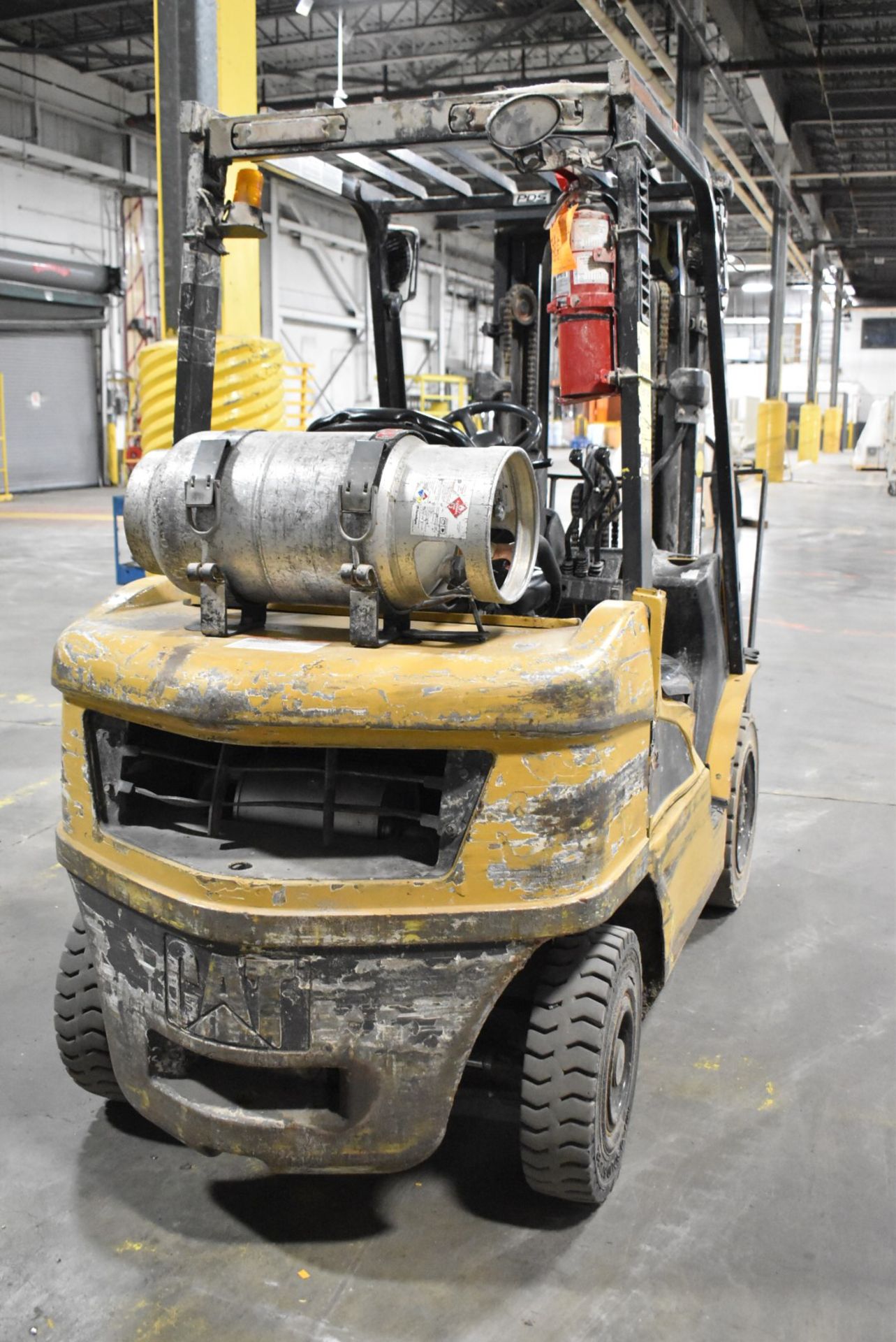 CATERPILLAR P5000-LP 4,500 LBS. CAPACITY LPG FORKLIFT WITH 188" MAX VERTICAL REACH, 3-STAGE HIGH - Image 4 of 7