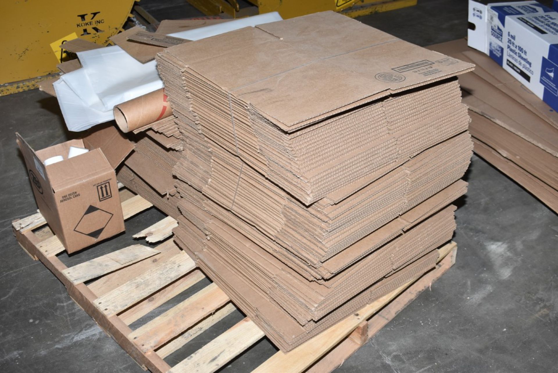 LOT/ PACKAGING SUPPLIES - INCLUDING PLASTIC SHEETING, CORRUGATED CARDBOARD SHIPPING CARTONS [RIGGING - Image 3 of 6