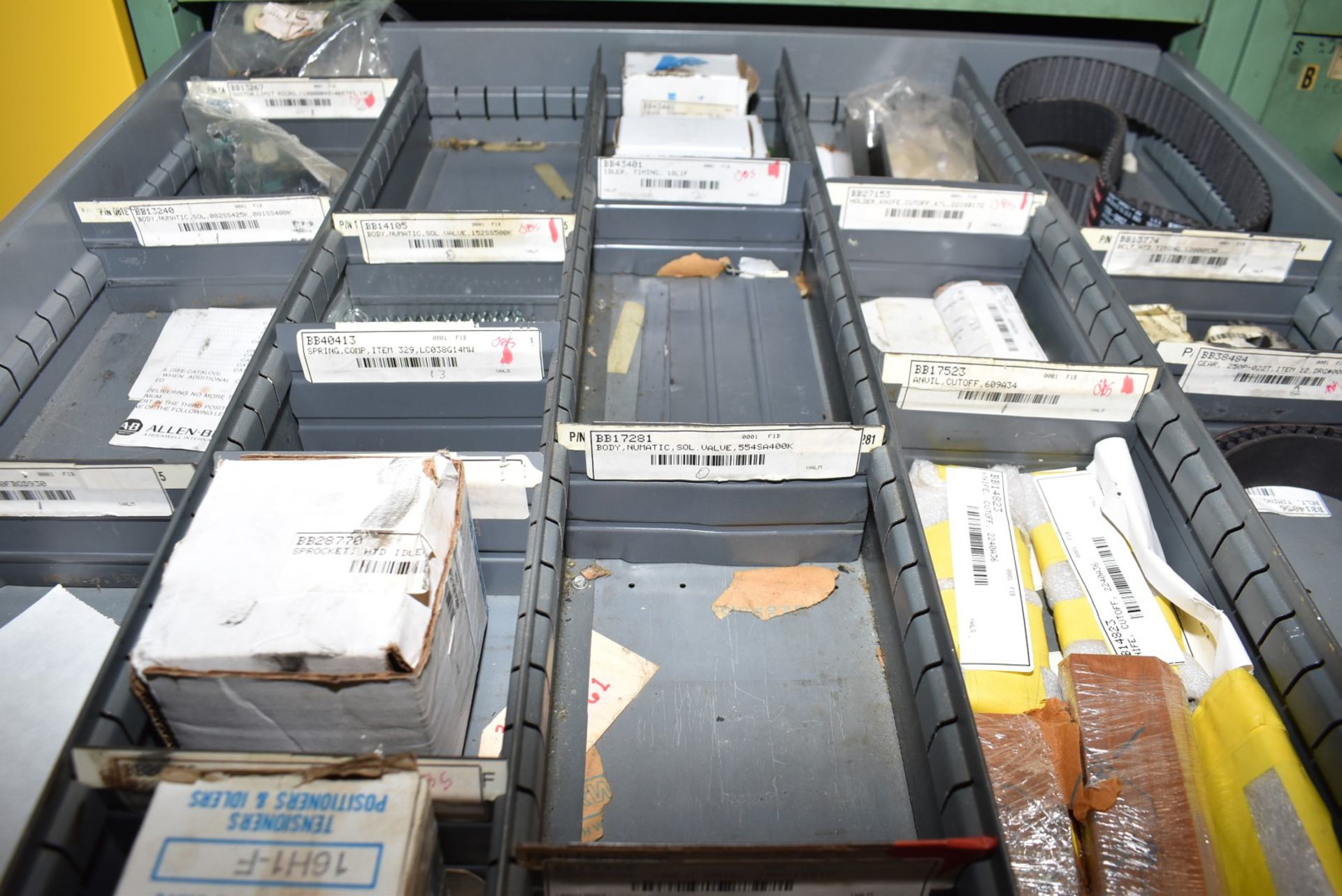 LOT/ CONTENTS OF CABINET - INCLUDING SAFETY DOOR SWITCHES, BELTS, TENSIONERS, AIR CYLINDERS, OIL - Bild 3 aus 11