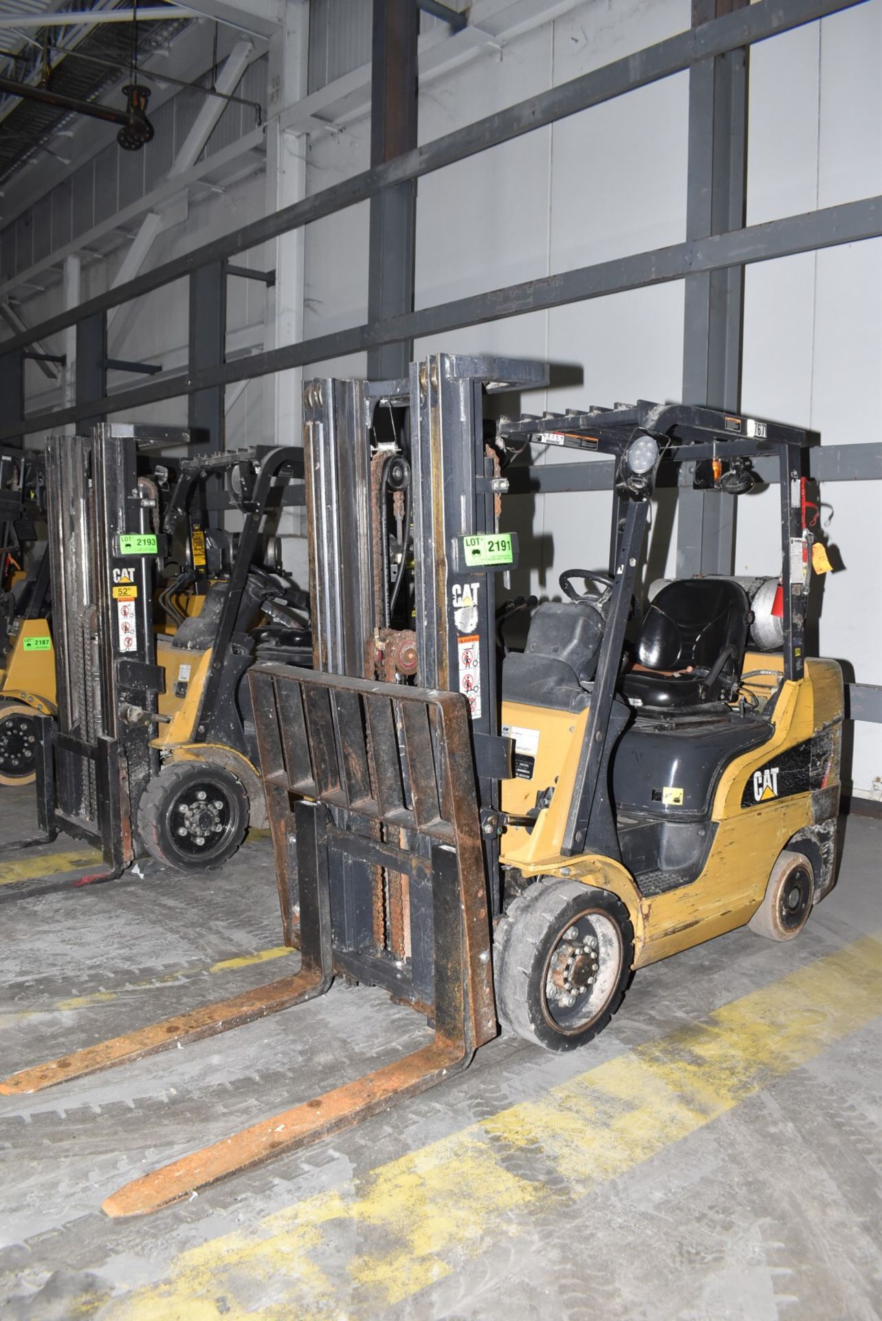 CATERPILLAR 2C6000 6,000 LBS. CAPACITY LPG FORKLIFT WITH 185" MAX VERTICAL REACH, 3-STAGE HIGH