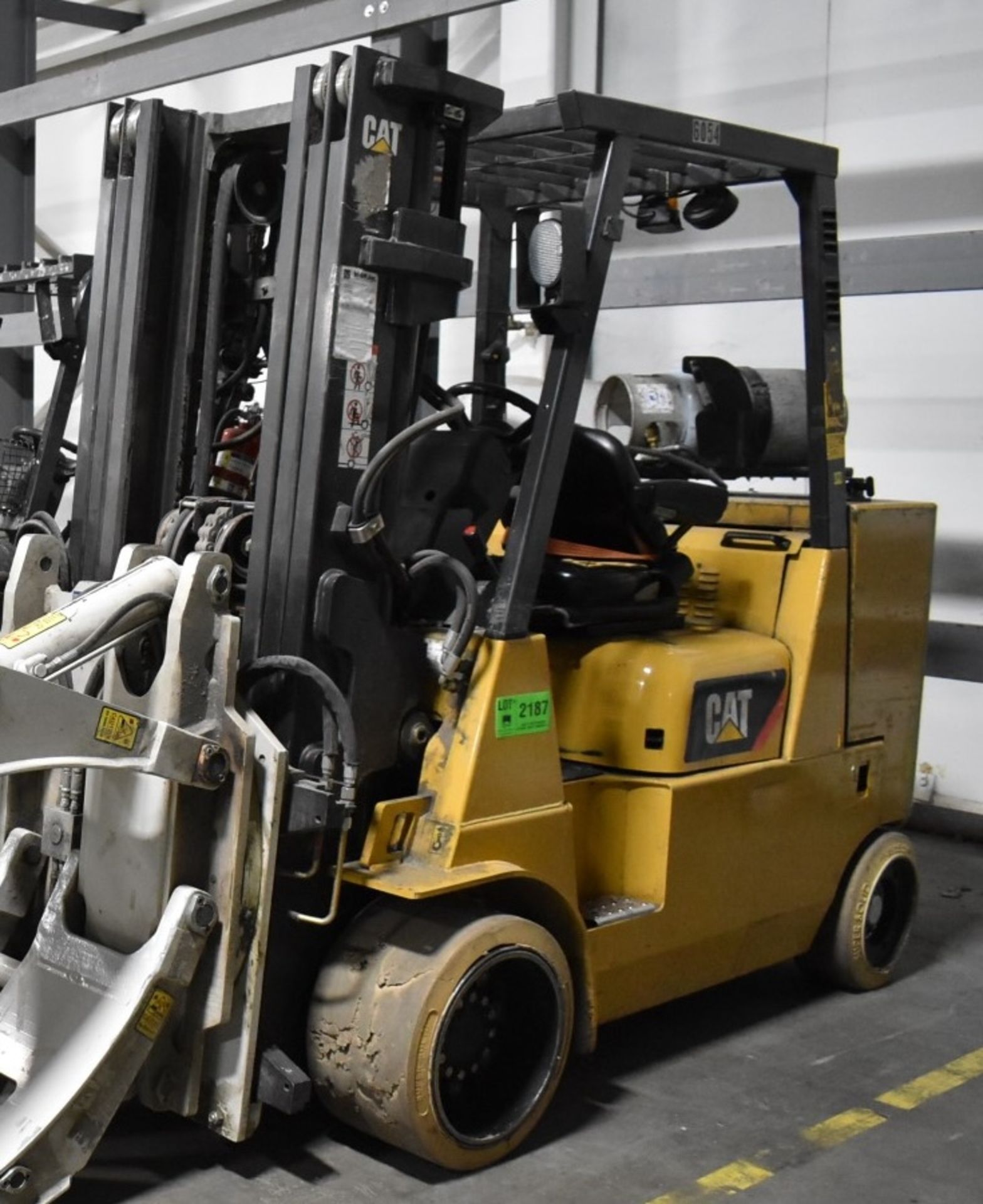 CATERPILLAR (2015) GC55KPRSTR 7,000 LBS. CAPACITY LPG FORKLIFT WITH 172" MAX VERTICAL REACH, 3-STAGE