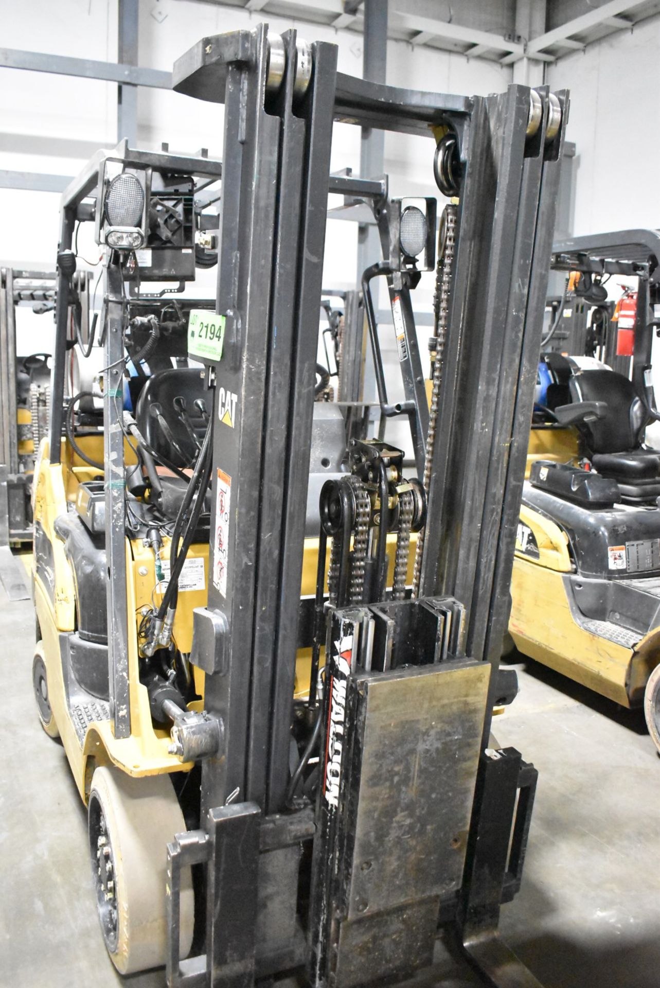 CATERPILLAR 2C5000 4,950 LBS. CAPACITY LPG FORKLIFT WITH 187" MAX VERTICAL REACH, 3-STAGE HIGH - Image 3 of 9