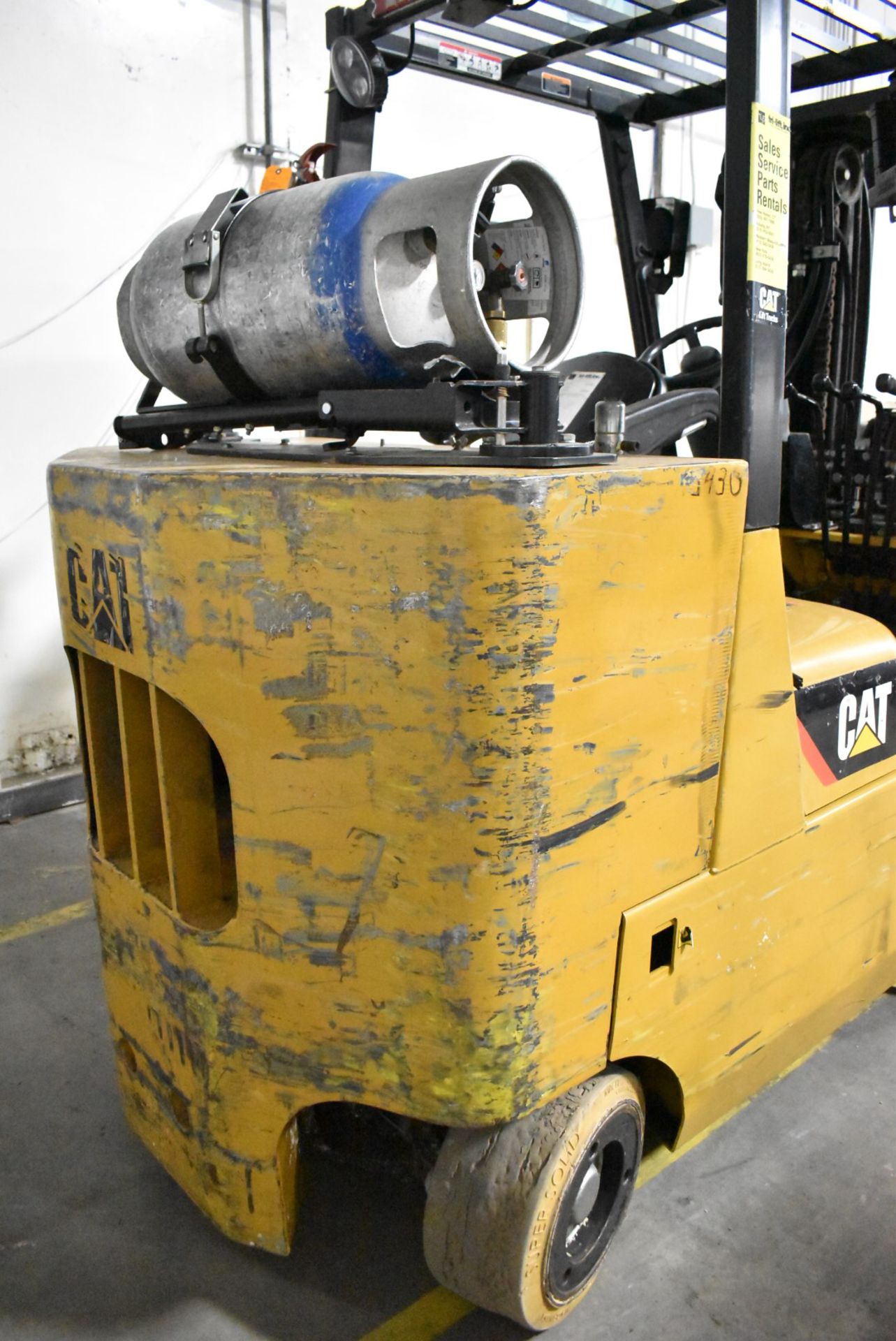 CATERPILLAR (2013) GC55KPRSTR 7,000 LBS. CAPACITY LPG FORKLIFT WITH 172" MAX VERTICAL REACH, 3-STAGE - Image 4 of 10
