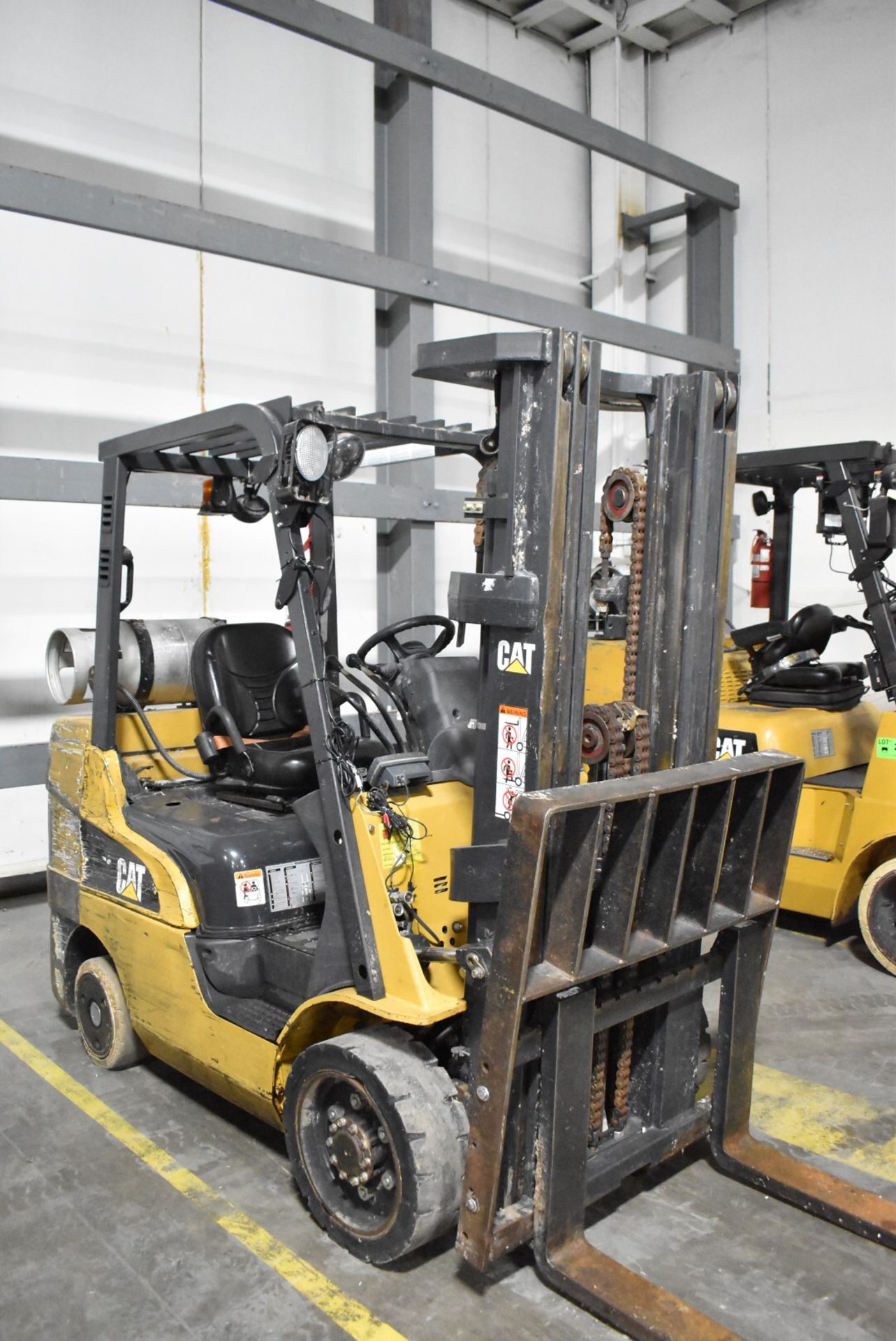 CATERPILLAR 2C6000 6,000 LBS. CAPACITY LPG FORKLIFT WITH 185" MAX VERTICAL REACH, 3-STAGE HIGH - Image 5 of 10