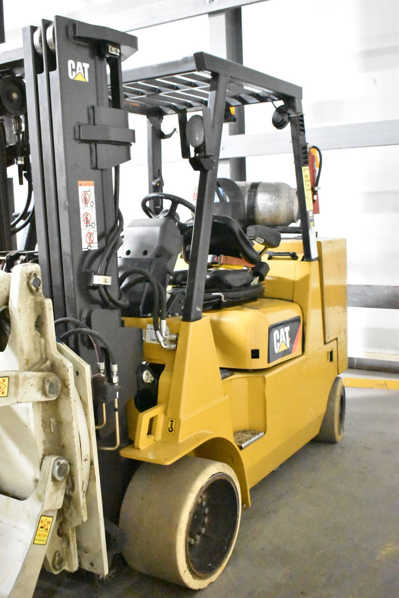 CATERPILLAR (2013) GC55KPRSTR 7,000 LBS. CAPACITY LPG FORKLIFT WITH 172" MAX VERTICAL REACH, 3-STAGE - Image 3 of 10