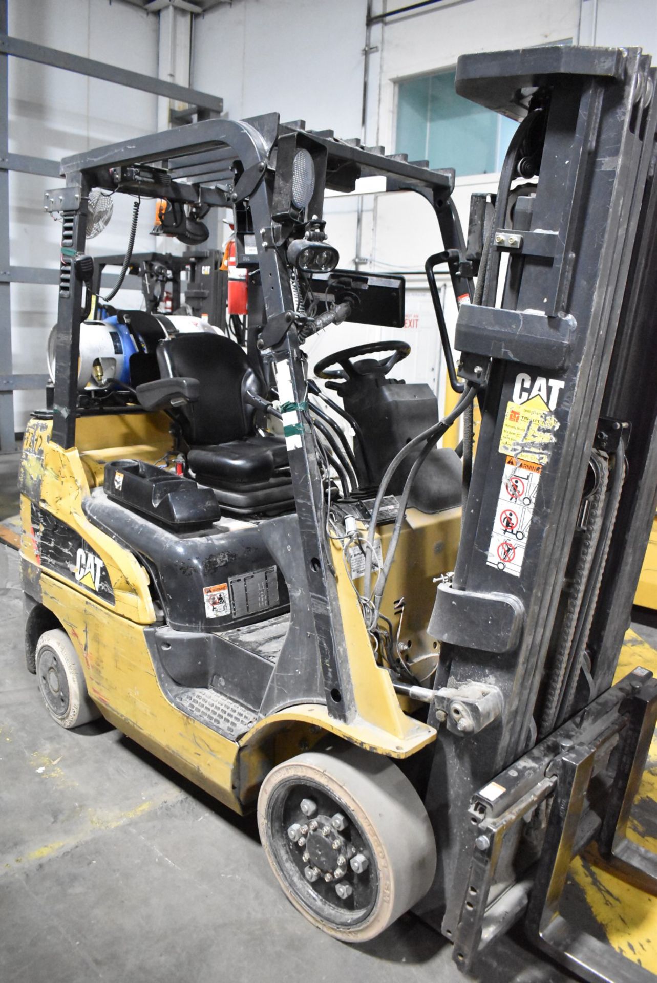 CATERPILLAR 2C5000 4,950 LB. CAPACITY LPG FORKLIFT WITH 187" MAX. VERTICAL LIFT, 3-STAGE HIGH - Image 3 of 9
