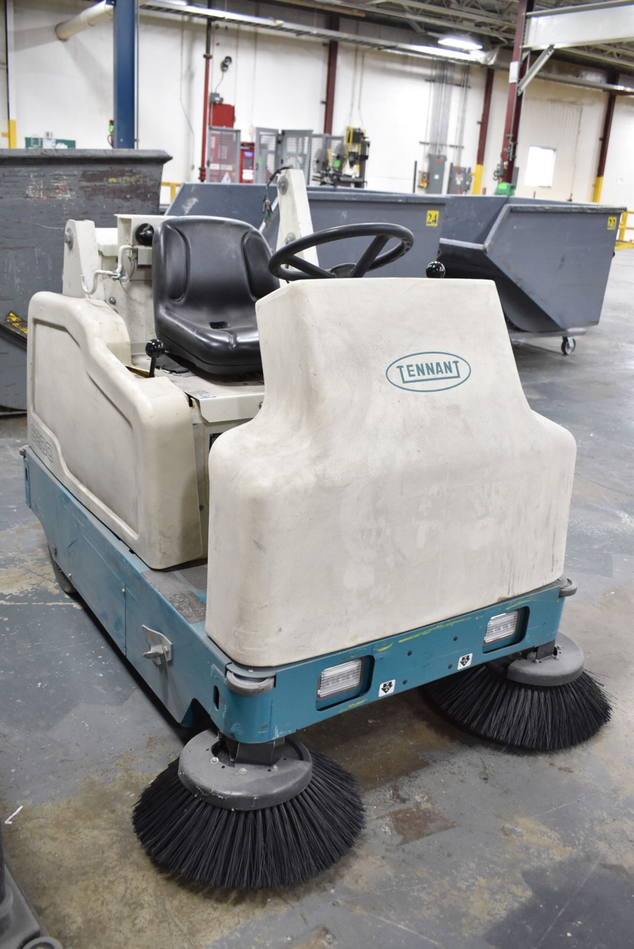 TENNANT 6200 ELECTRIC RIDE-ON FLOOR SWEEPER WITH CHARGER, APPROX. 112.5 HOURS RECORDED ON METER AT - Image 3 of 9