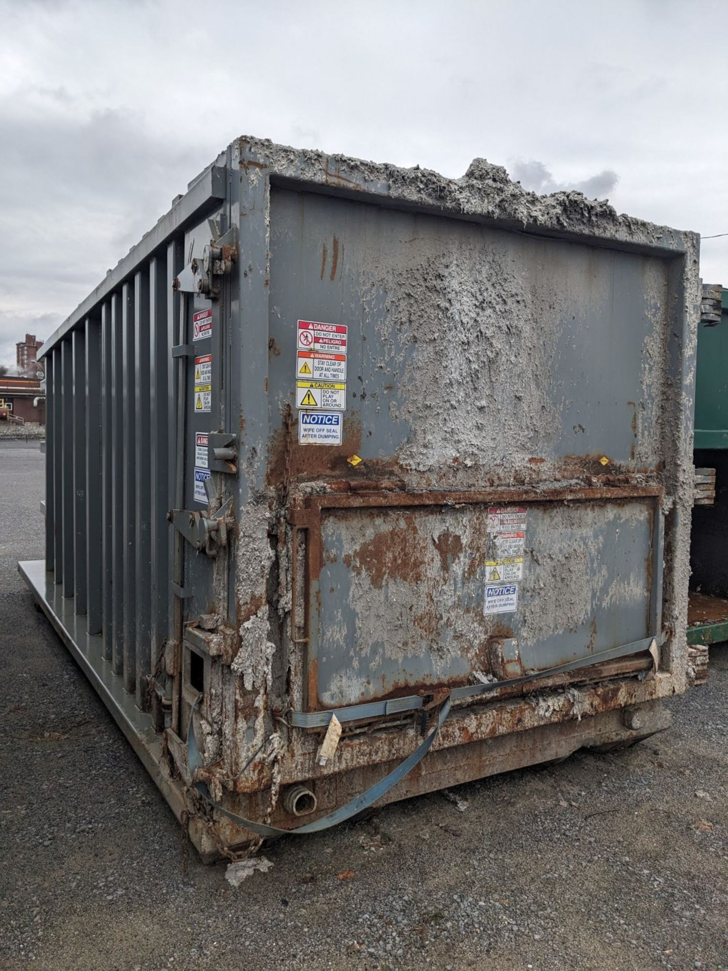 STATIONARY COMPACTOR ROLL-OFF BIN WITH APPROX. 40 CU/YRD CAPACITY (CI) [RIGGING FEES FOR LOT # - Image 3 of 4