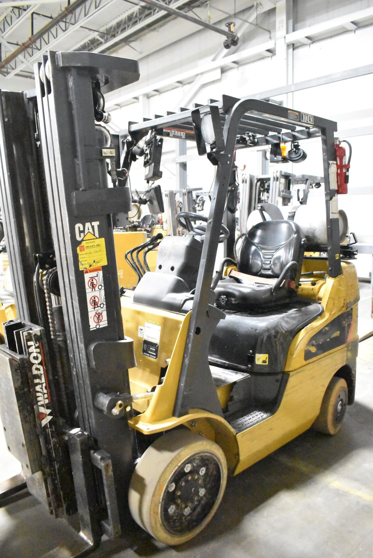 CATERPILLAR 2C5000 4,950 LBS. CAPACITY LPG FORKLIFT WITH 187" MAX VERTICAL REACH, 3-STAGE HIGH - Image 4 of 9