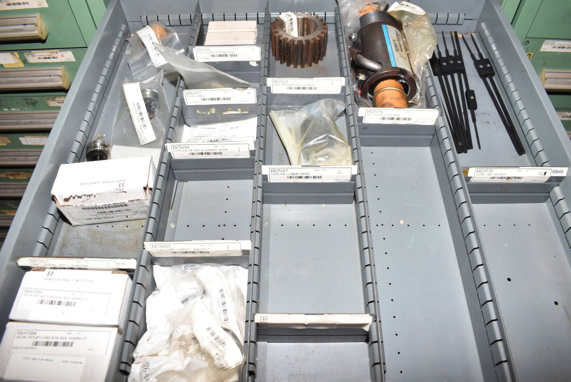 LOT/ CONTENTS OF CABINET - INCLUDING AUTOMATION COMPONENTS, AIR CYLINDERS, OIL SEALS, MOUNTS & - Image 4 of 9