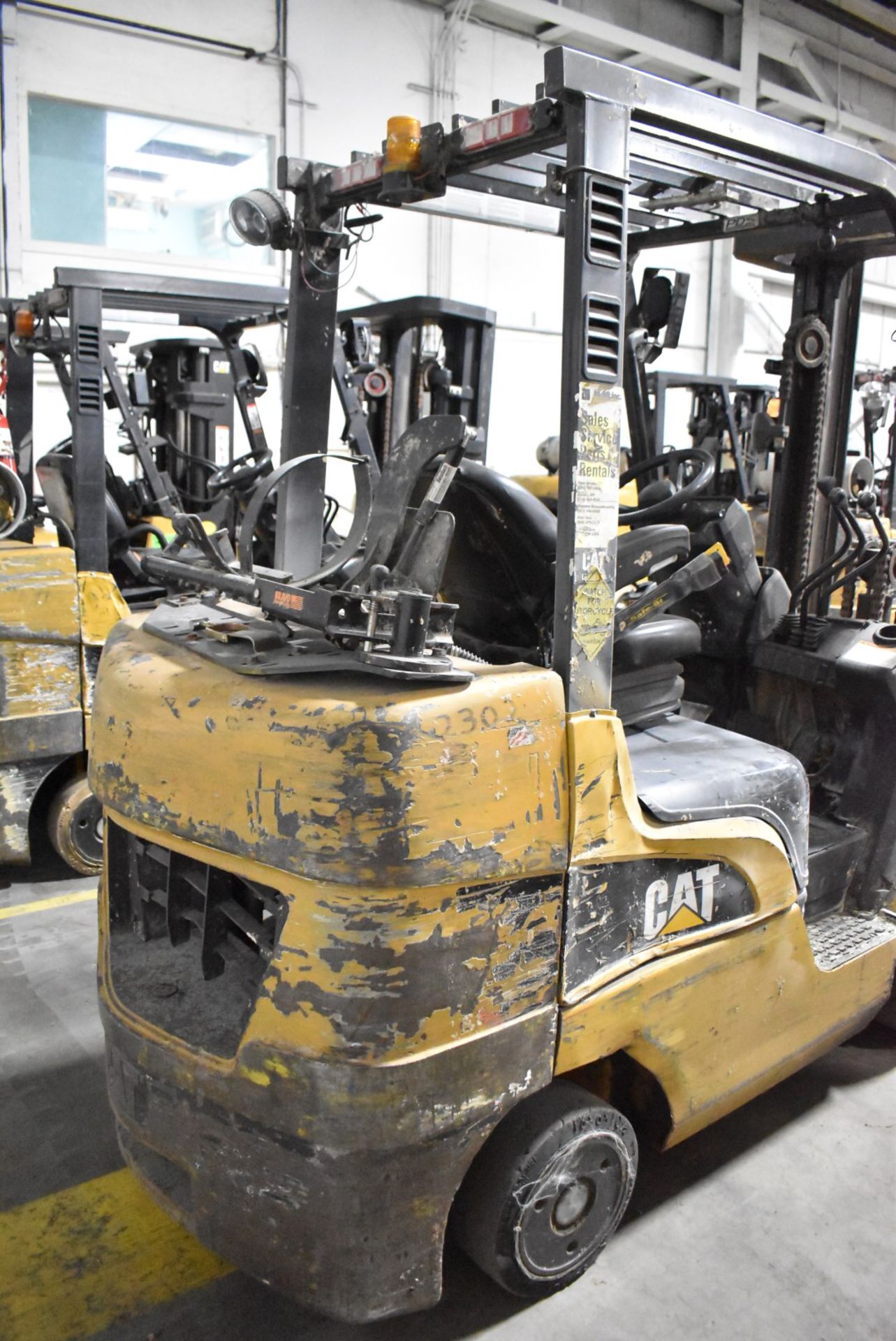 CATERPILLAR 2C6000 5,750 LBS. CAPACITY LPG FORKLIFT WITH 185" MAX VERTICAL REACH, 3-STAGE HIGH - Image 5 of 9