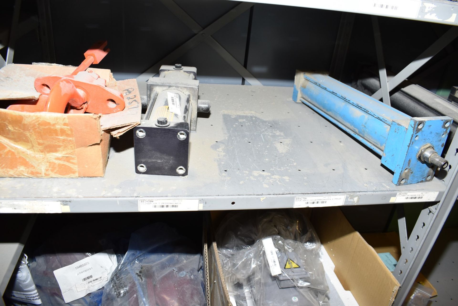 LOT/ CONTENTS OF SHELF - INCLUDING CONVEYOR ROLLERS, AIR CYLINDERS, VACUUM PUMP, SPARE PARTS [ - Bild 4 aus 5