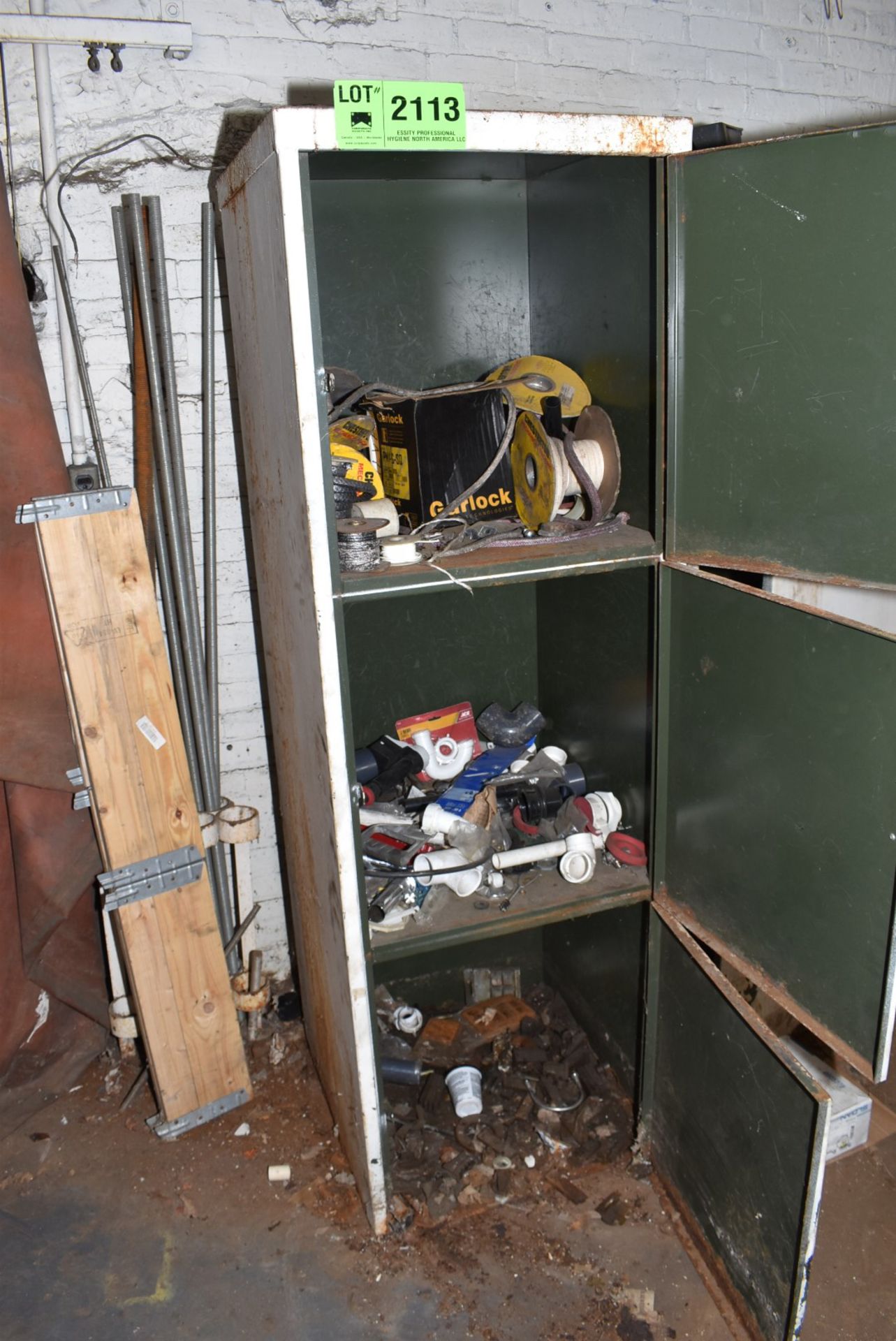 LOT/ CABINETS WITH CONTENTS CONSISTING OF PIPE FITTINGS AND TOOLING [RIGGING FEES FOR LOT #2113 - $ - Image 2 of 7