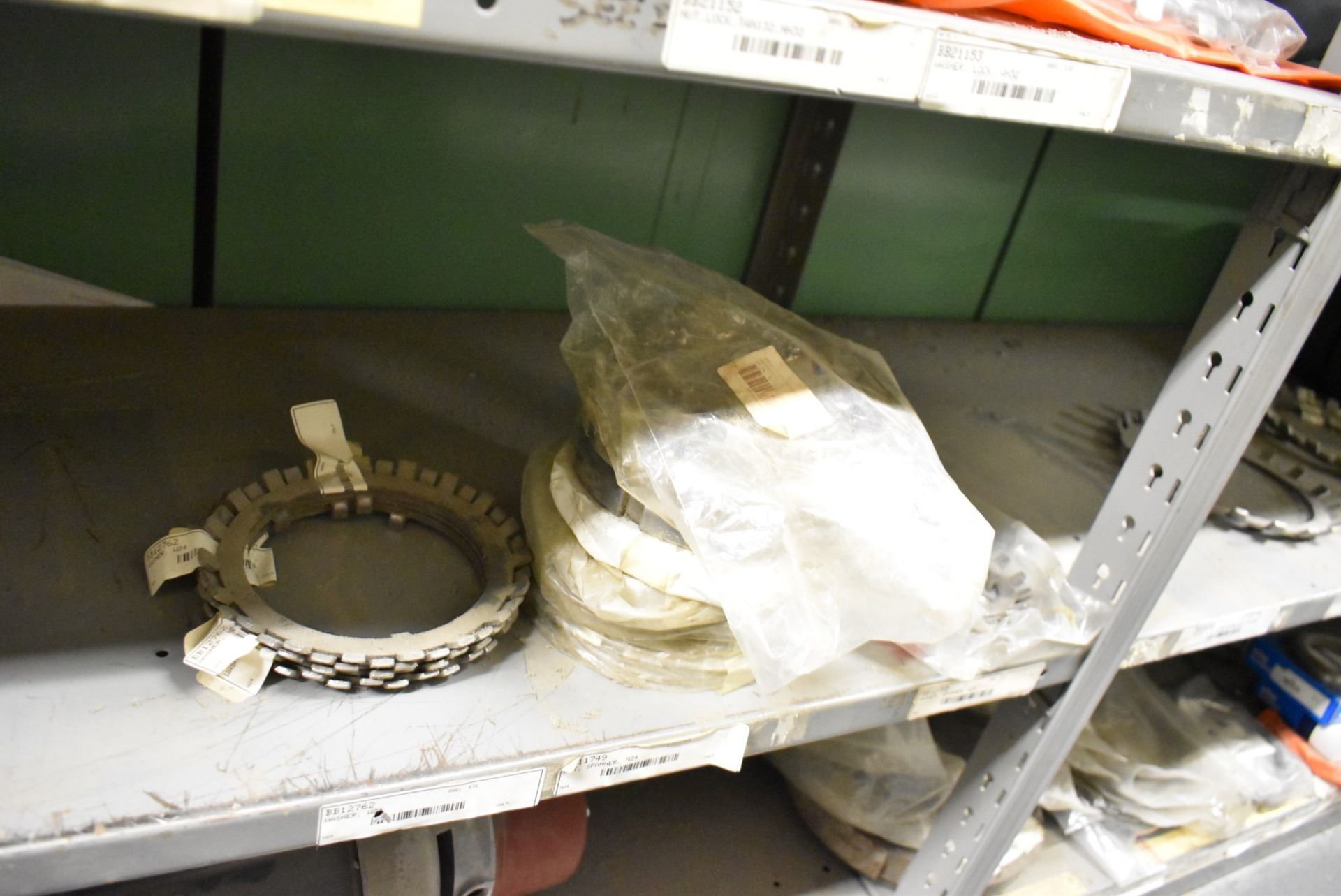 LOT/ REMAINING CONTENTS OF SHELF - INCLUDING PEX ELBOWS, SEDIMENT FILTERS, CONTINENTAL PUMP, 20" - Bild 5 aus 6