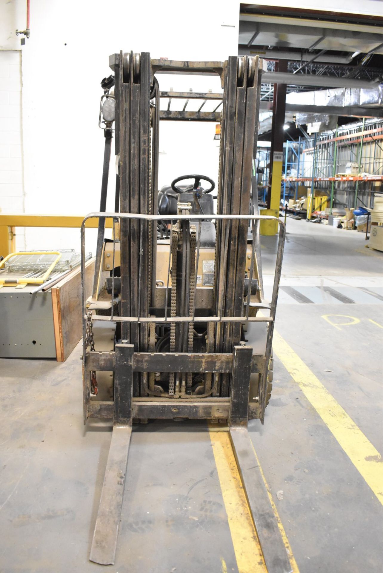 CATERPILLAR P5000 4,600 LBS. CAPACITY LPG FORKLIFT WITH 170" MAX VERTICAL REACH, 3-STAGE HIGH - Image 3 of 9