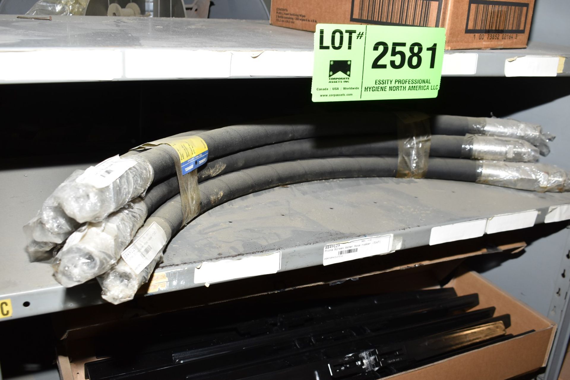 LOT/ CONTENTS OF SHELF - INCLUDING HYDRAULIC HOSES, AMBAFLEX TRANSPORT PLATES, HAND SANITIZING - Image 4 of 5