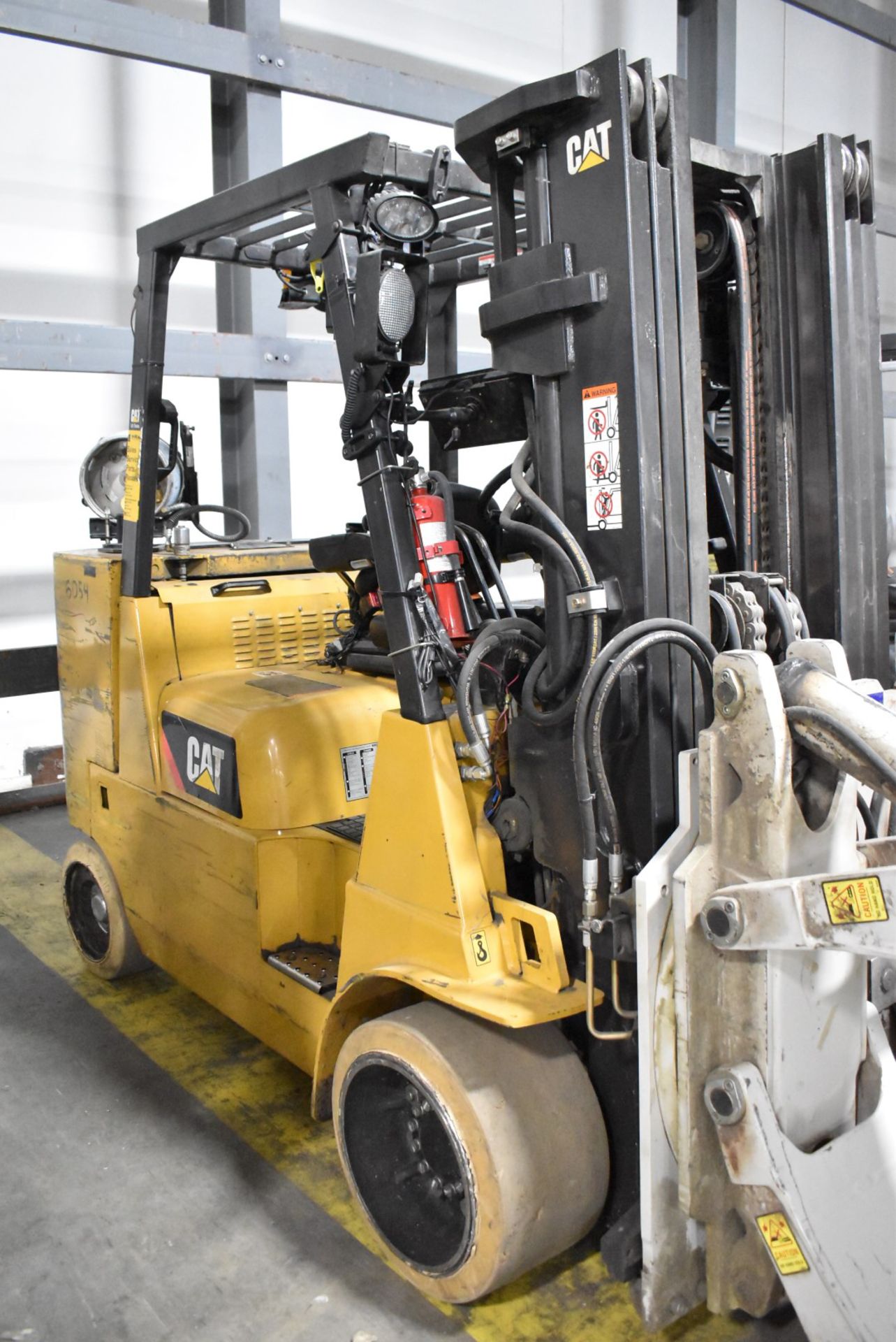 CATERPILLAR (2015) GC55KPRSTR 7,000 LBS. CAPACITY LPG FORKLIFT WITH 172" MAX VERTICAL REACH, 3-STAGE - Image 5 of 12