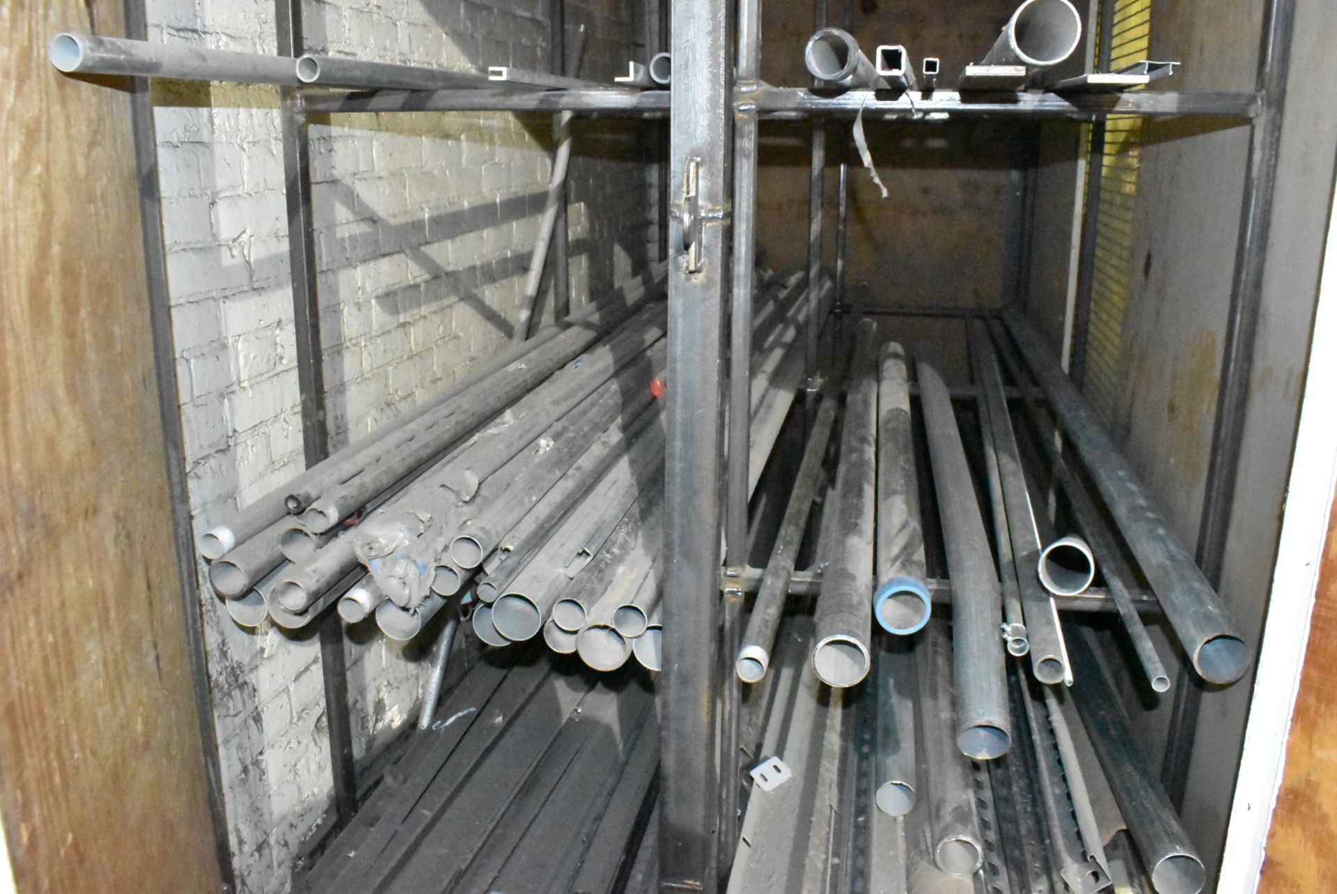 LOT/ CONDUIT PIPE AND MATERIALS [RIGGING FEES FOR LOT #2042 - $TBD USD PLUS APPLICABLE TAXES] - Image 4 of 5