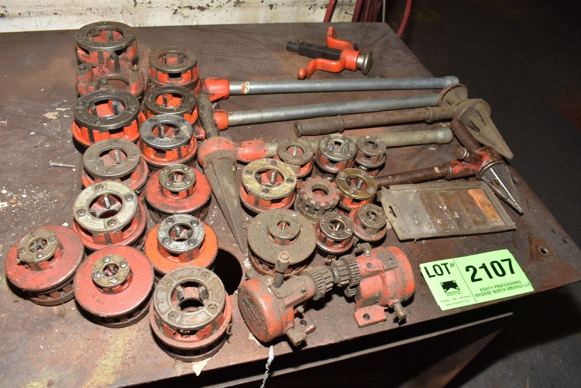 LOT/ RIDGID MANUAL PIPE TREAD TOOLING [RIGGING FEES FOR LOT #2107 - $100 USD PLUS APPLICABLE TAXES] - Image 2 of 2