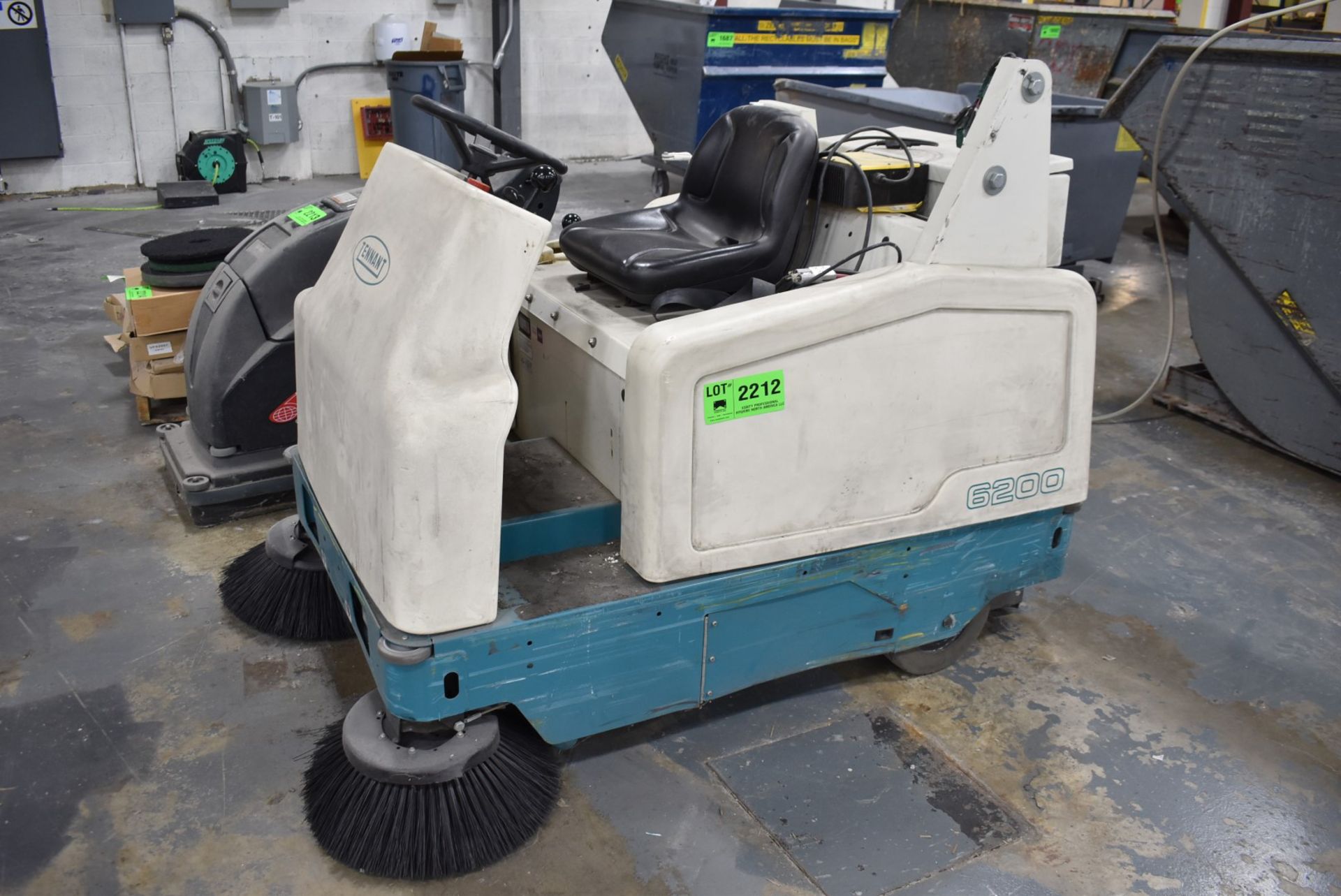 TENNANT 6200 ELECTRIC RIDE-ON FLOOR SWEEPER WITH CHARGER, APPROX. 112.5 HOURS RECORDED ON METER AT