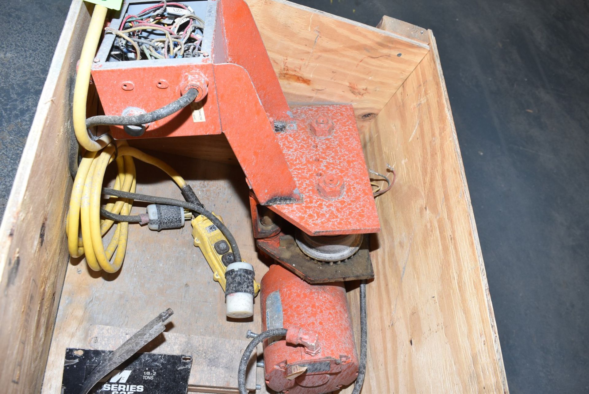 MFG. UNKNOWN POWERED HOIST TROLLEY WITH PENDANT CONTROL [RIGGING FEES FOR LOT #2290 - $25 USD PLUS - Image 2 of 5