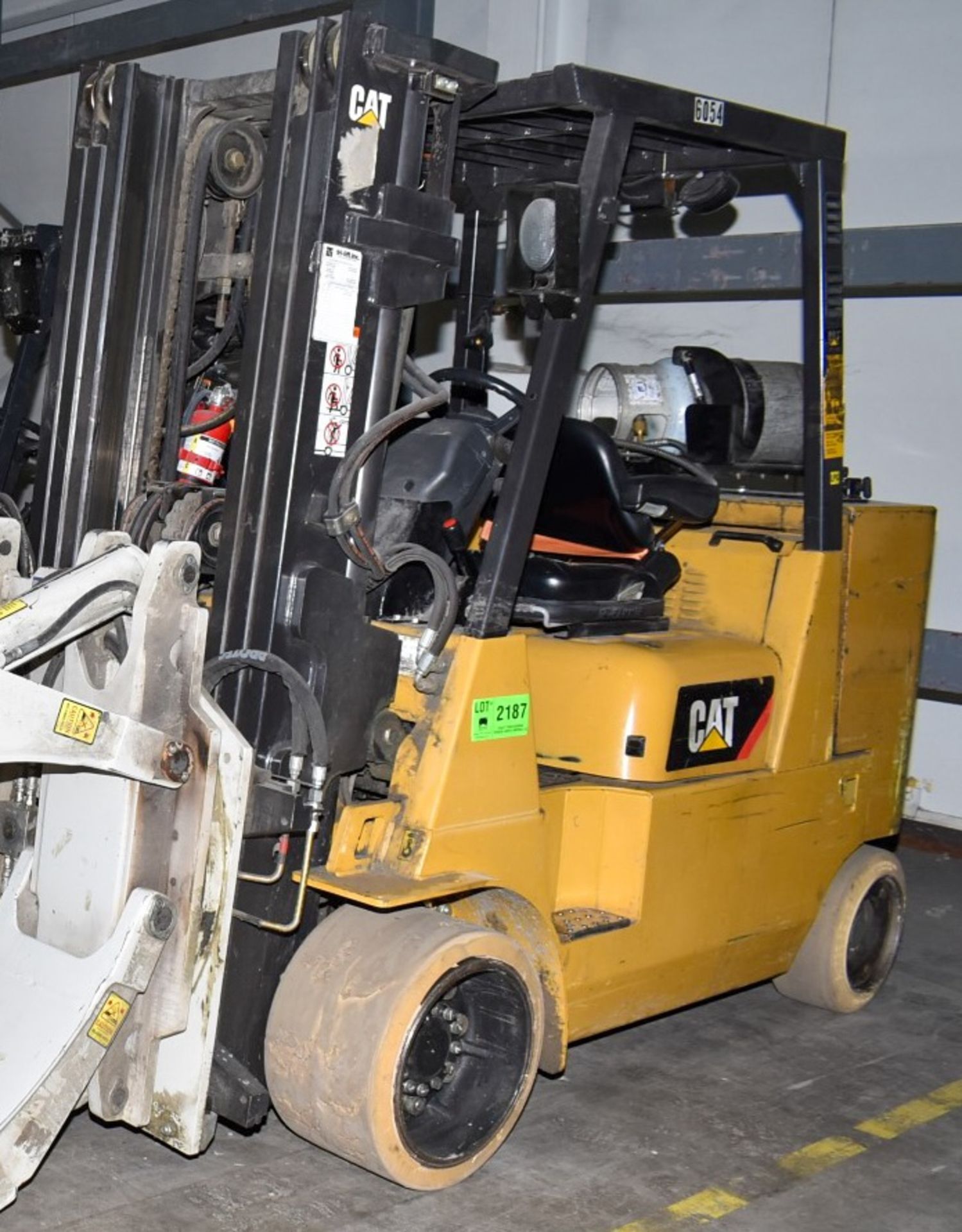 CATERPILLAR (2015) GC55KPRSTR 7,000 LBS. CAPACITY LPG FORKLIFT WITH 172" MAX VERTICAL REACH, 3-STAGE - Image 2 of 12