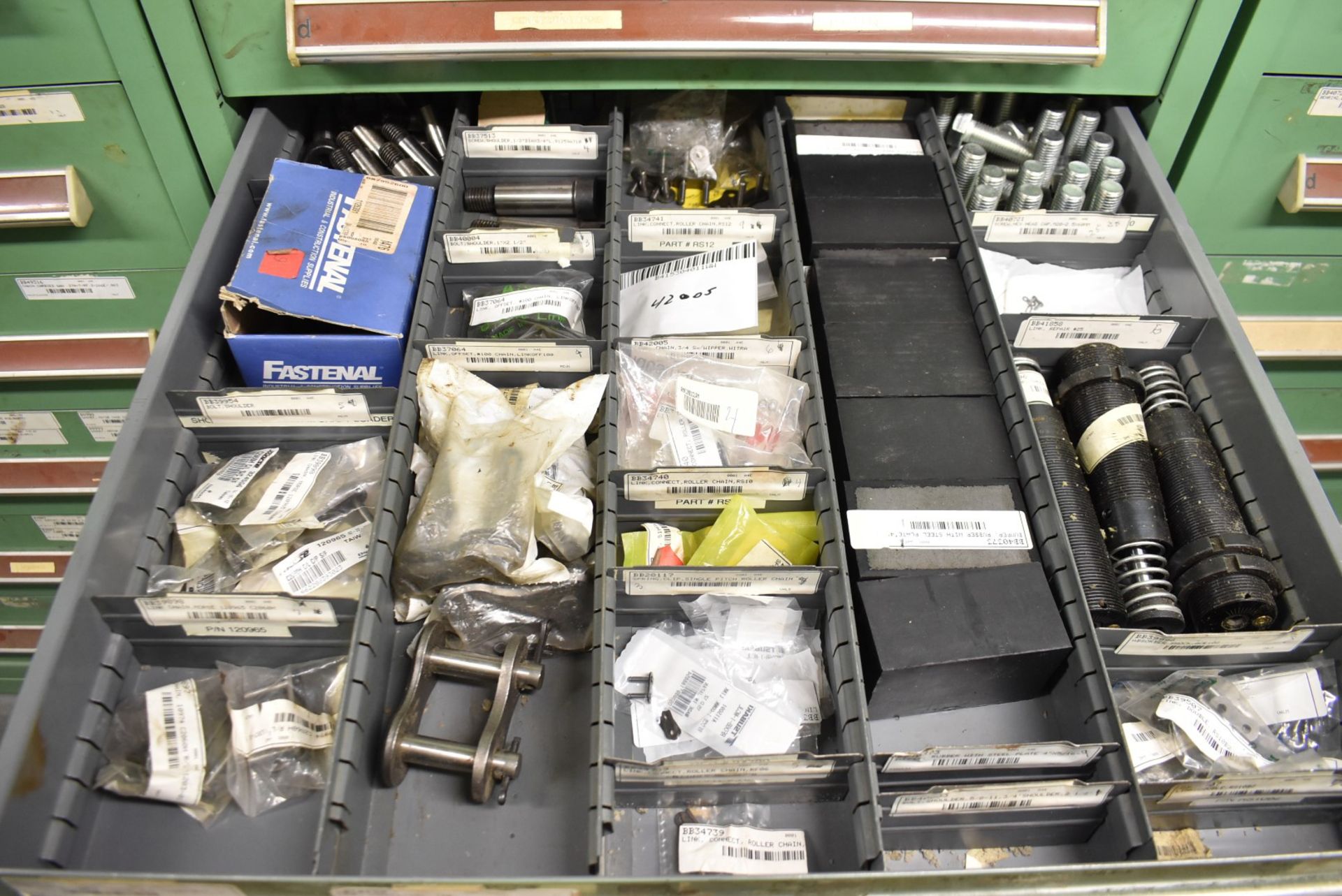 LOT/ CONTENTS OF CABINET - INCLUDING COUPLINGS, INSERTS, SLEEVES, LINKS, SEALS (TOOL CABINET NOT - Image 6 of 8