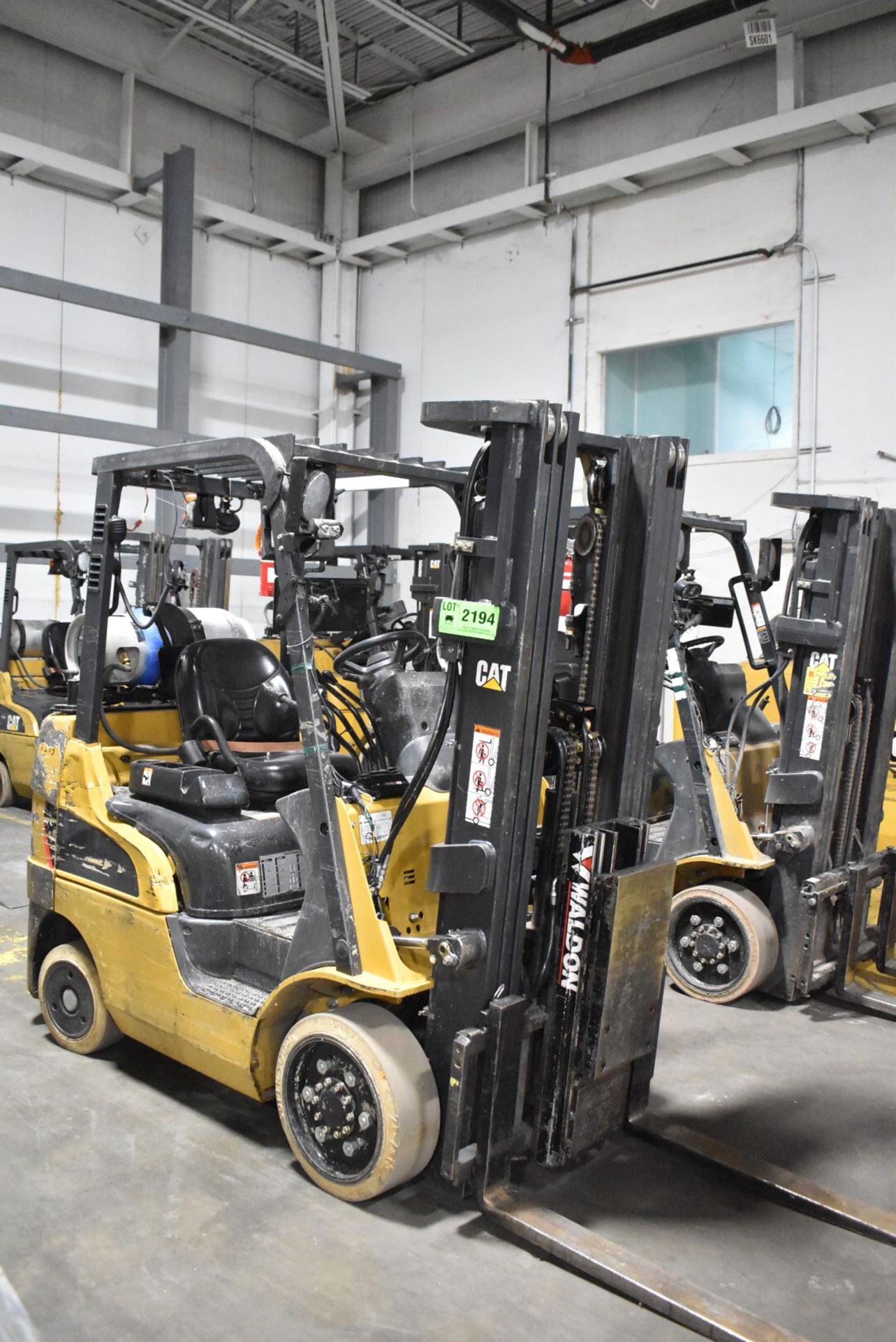 CATERPILLAR 2C5000 4,950 LBS. CAPACITY LPG FORKLIFT WITH 187" MAX VERTICAL REACH, 3-STAGE HIGH - Image 2 of 9